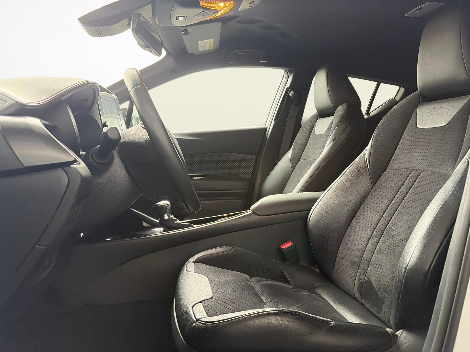 TOYOTA C-HR 2.0 VVTi HSD Move-image-9