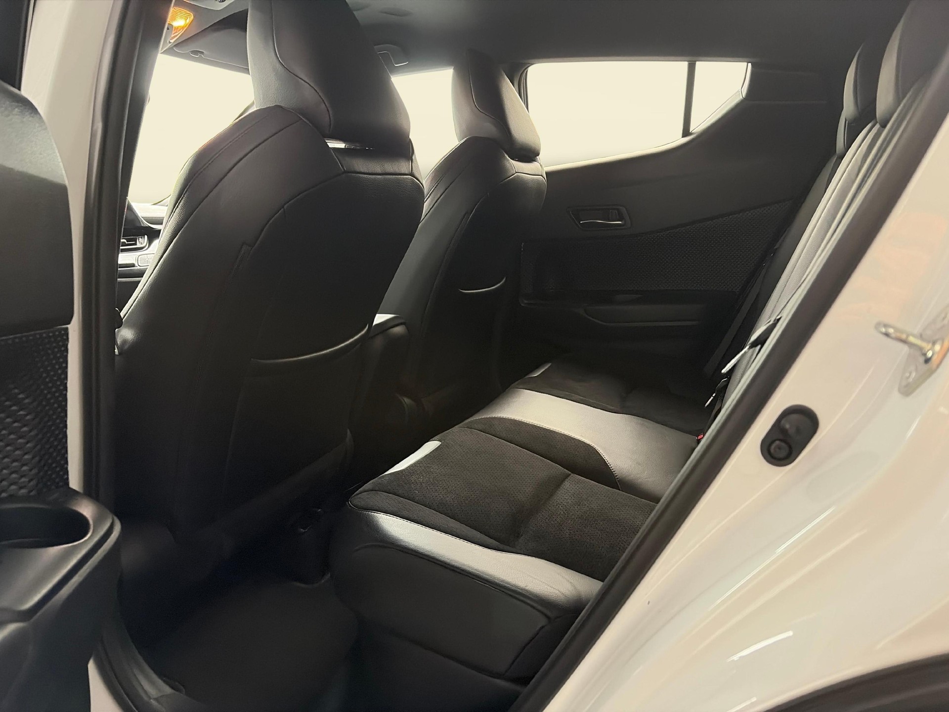 TOYOTA C-HR 2.0 VVTi HSD Move-image-17