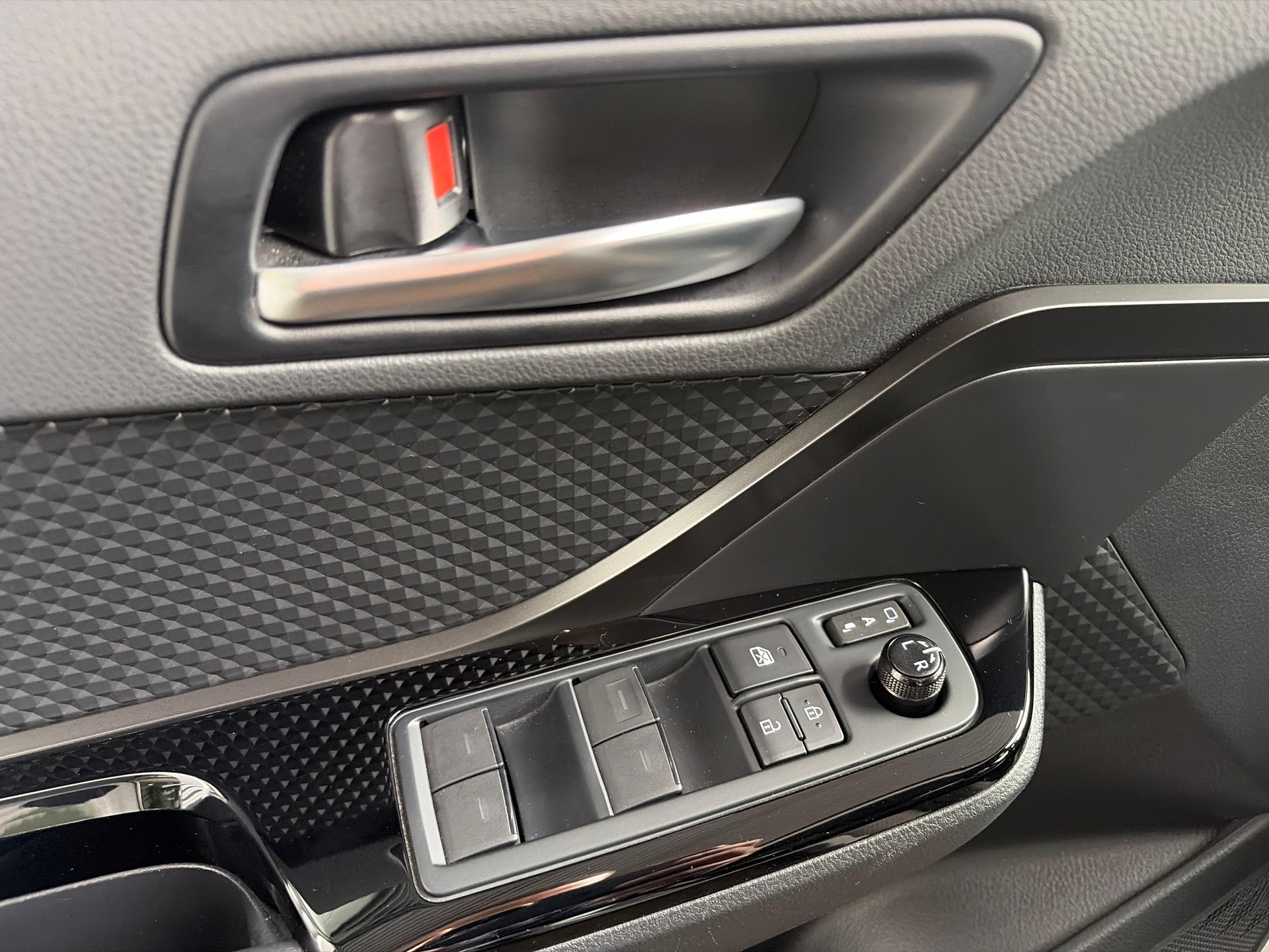TOYOTA C-HR 2.0 VVTi HSD Move-image-16