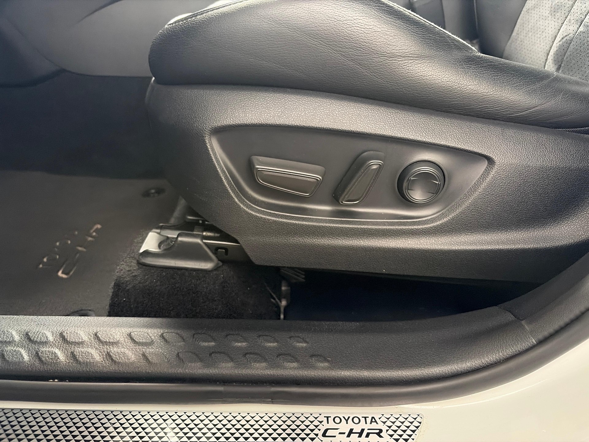 TOYOTA C-HR 2.0 VVTi HSD Move-image-10