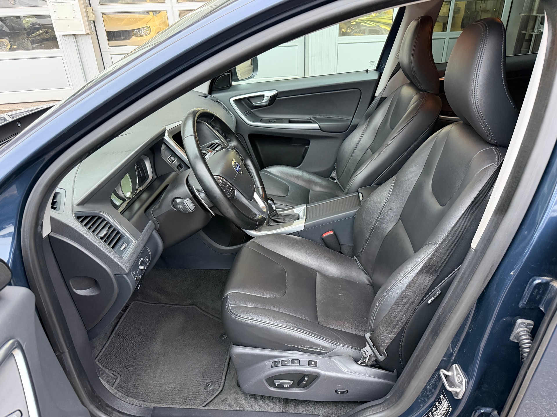 VOLVO XC60 D5 AWD Summum Geartronic-image-8