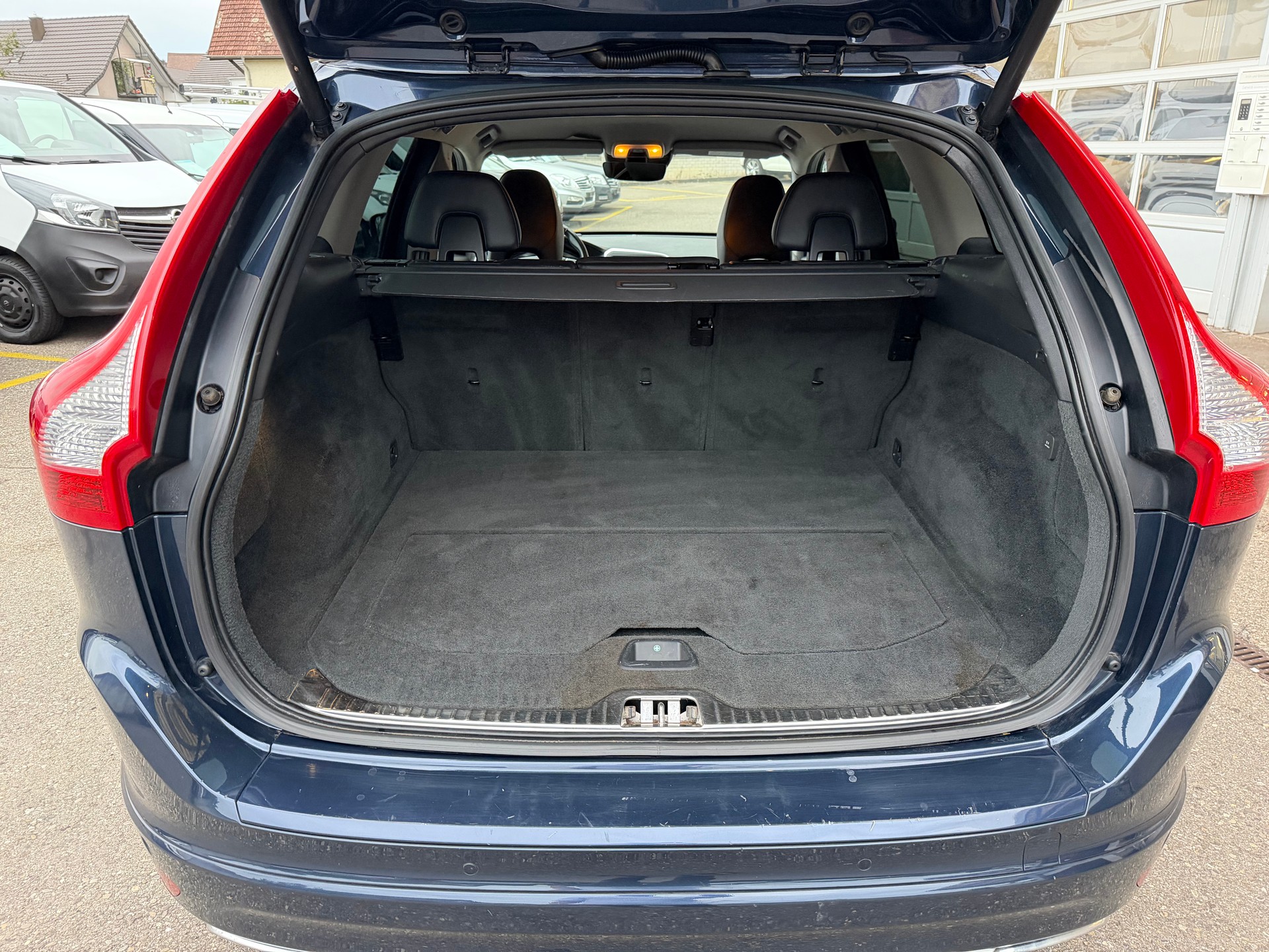 VOLVO XC60 D5 AWD Summum Geartronic-image-13
