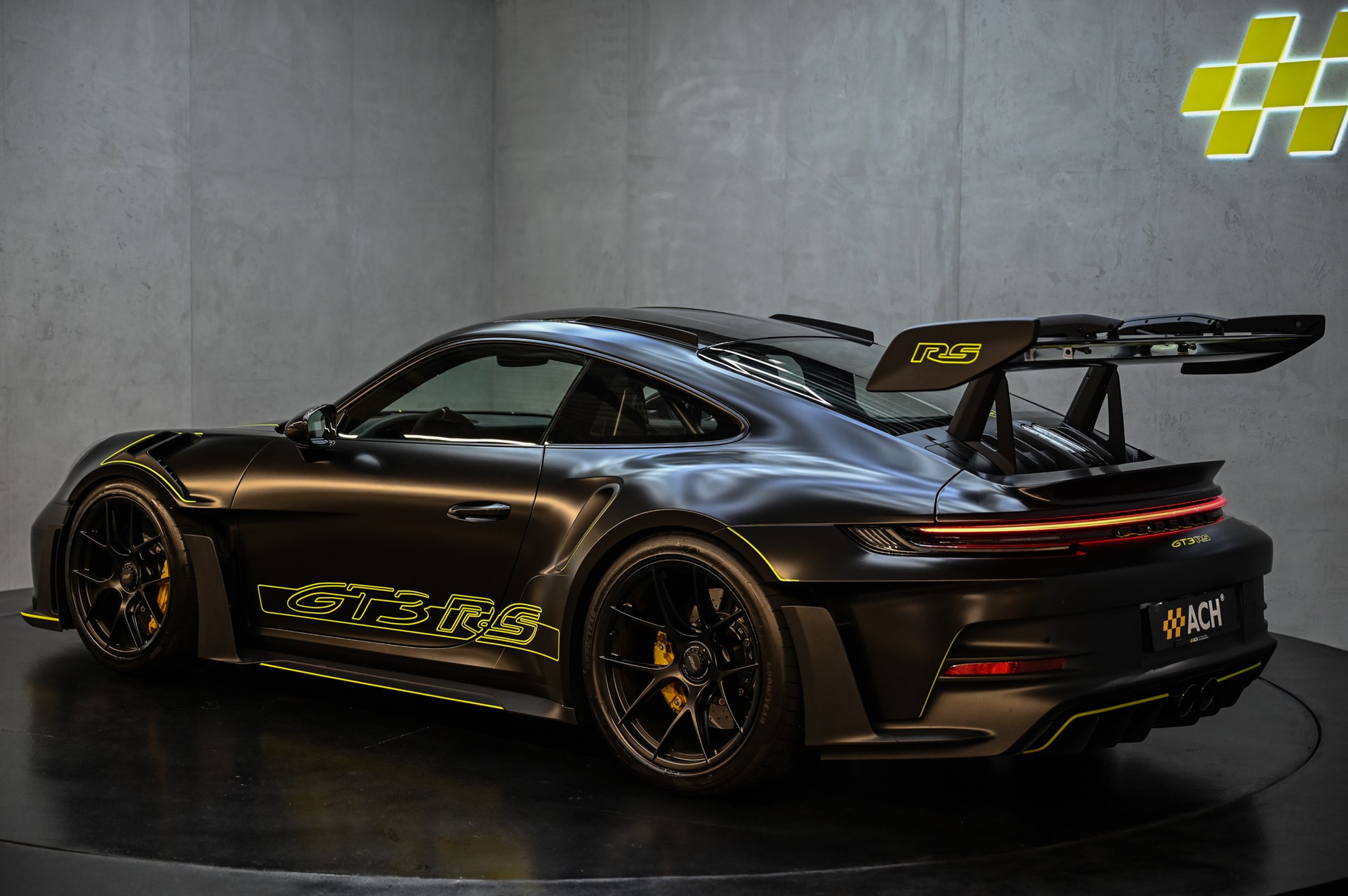 PORSCHE 911 GT3 RS PDK mit Weissach Paket-showroom-element-3