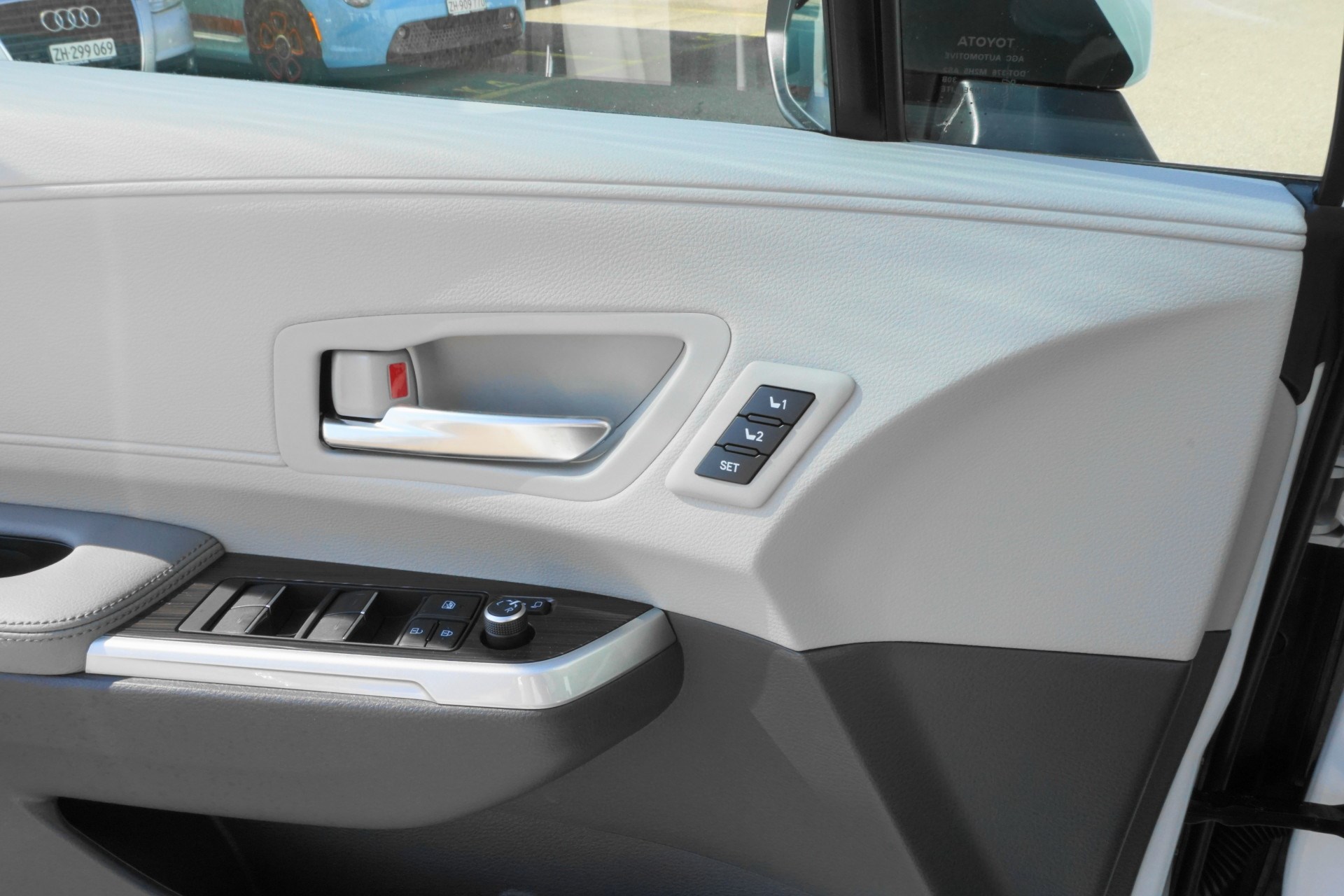 TOYOTA Sienna Hybrid Limited FWD-showroom-element-2