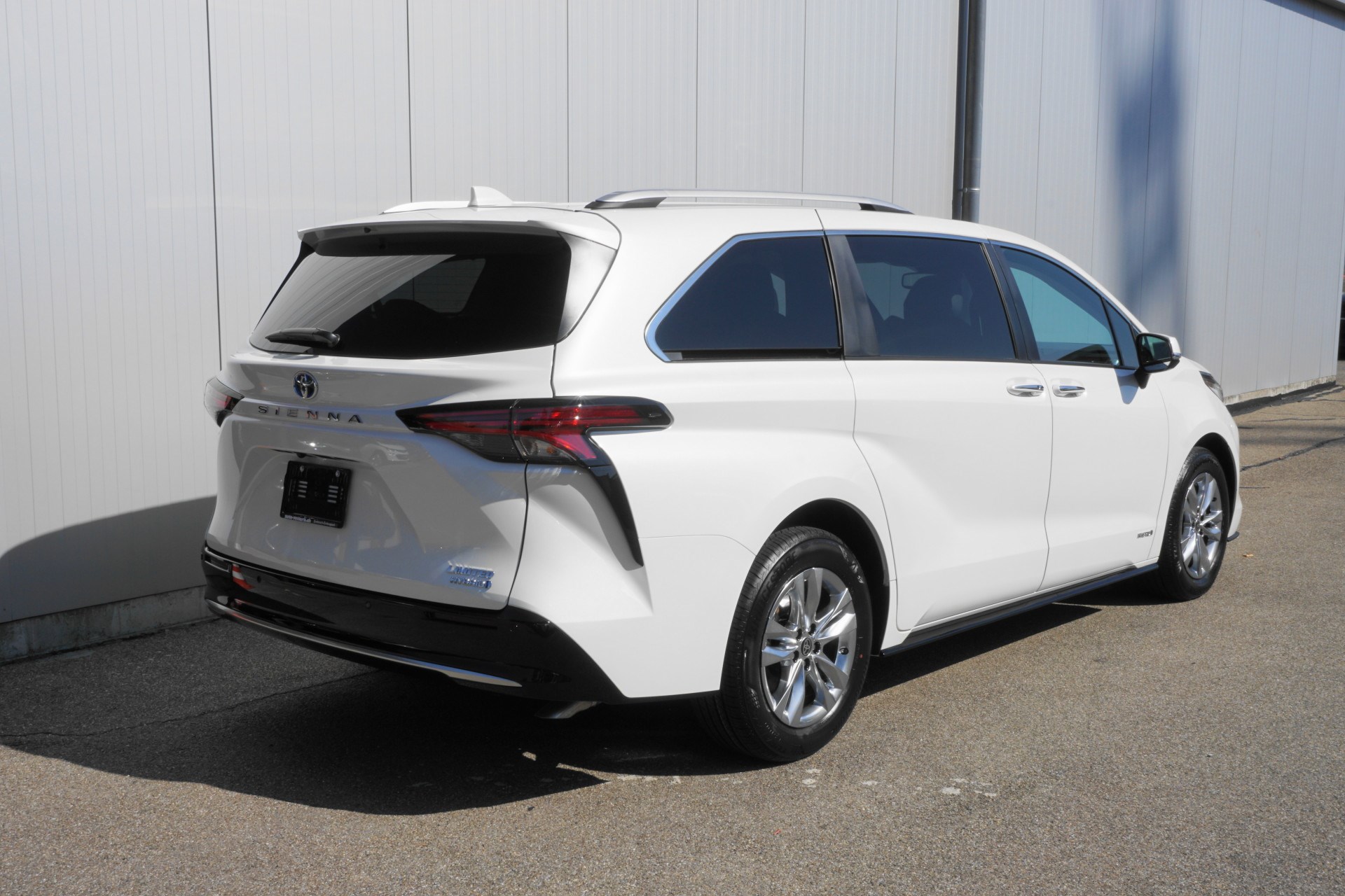 TOYOTA Sienna Hybrid Limited FWD-image-14