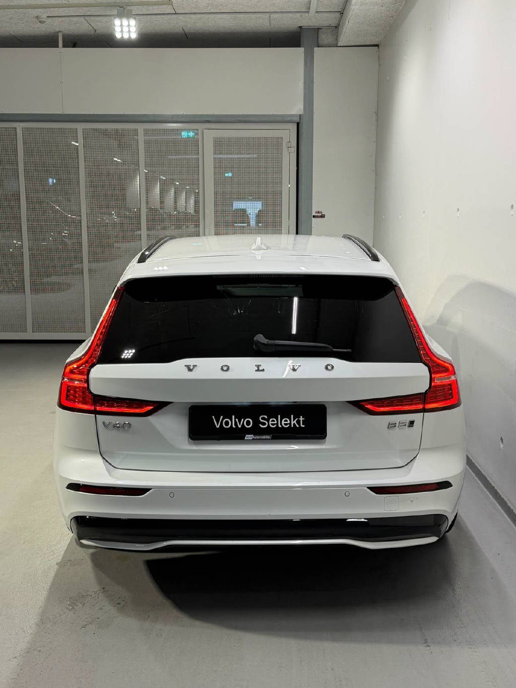 VOLVO V60 2.0 B5 Plus Dark AWD-image-4