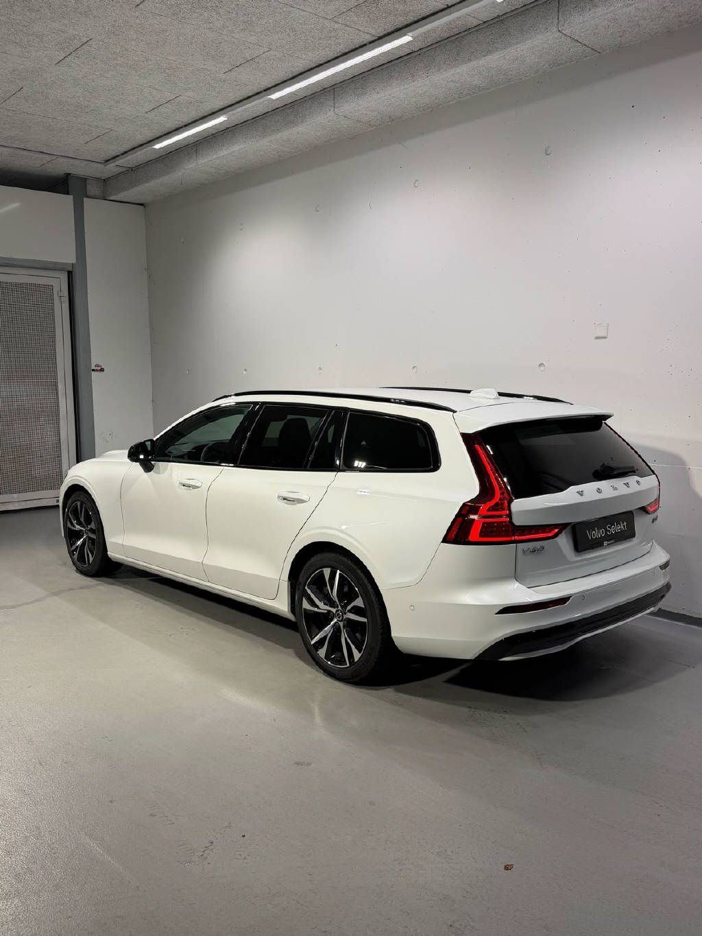 VOLVO V60 2.0 B5 Plus Dark AWD-image-3