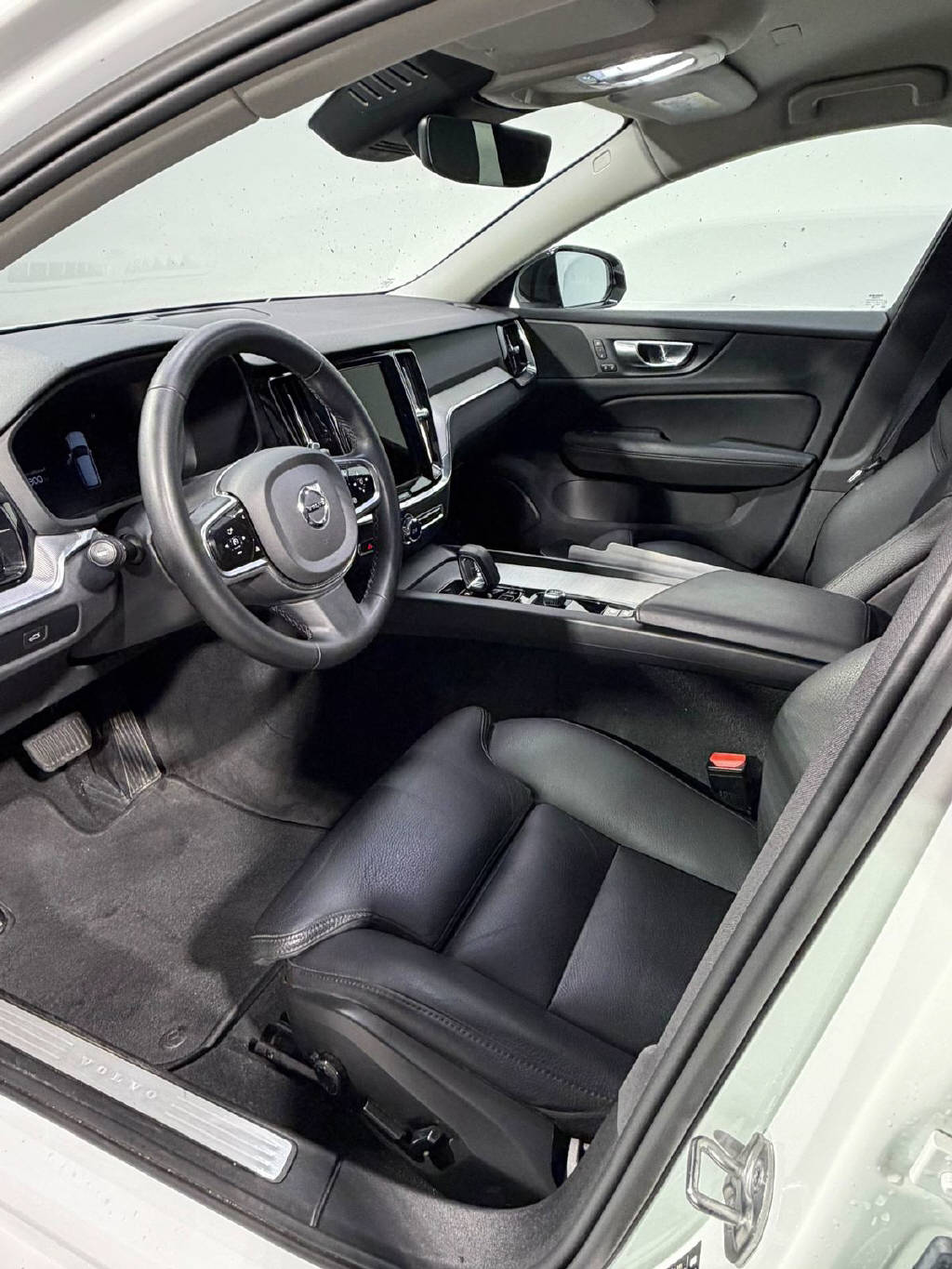 VOLVO V60 2.0 B5 Plus Dark AWD-image-7