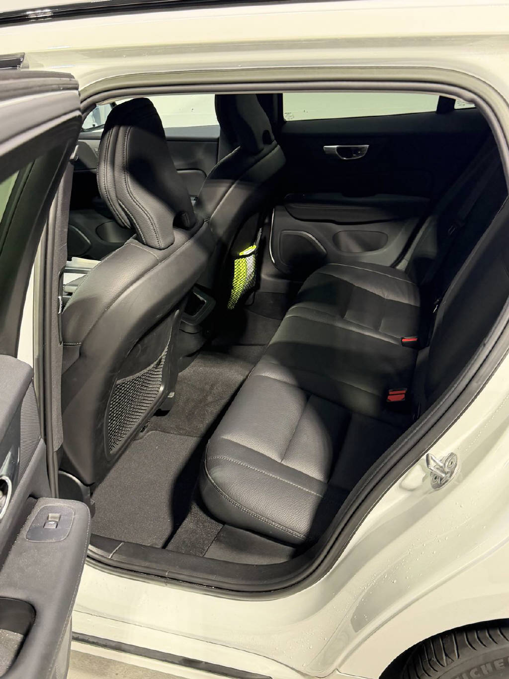 VOLVO V60 2.0 B5 Plus Dark AWD-image-8