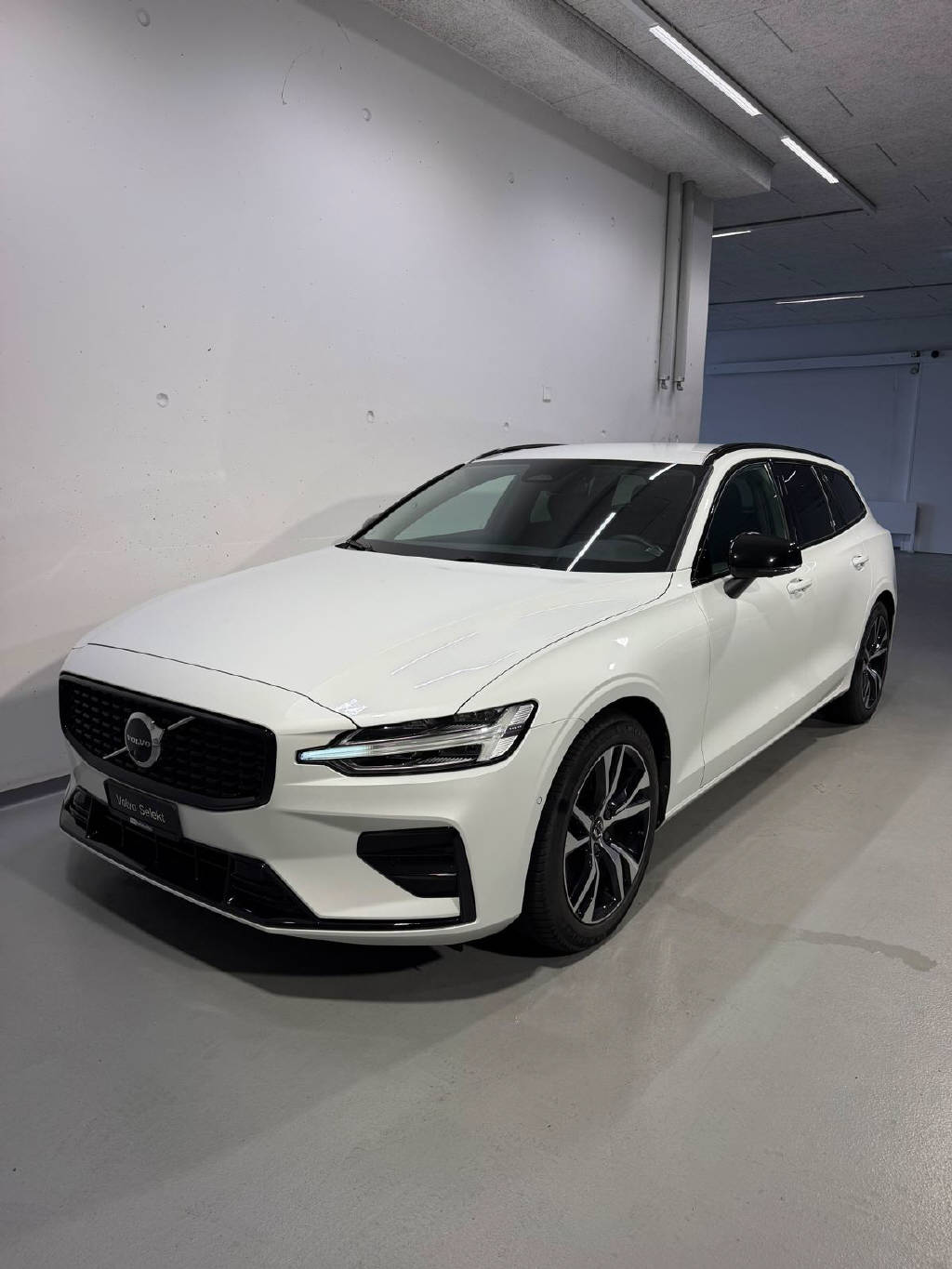 VOLVO V60 2.0 B5 Plus Dark AWD-image-0
