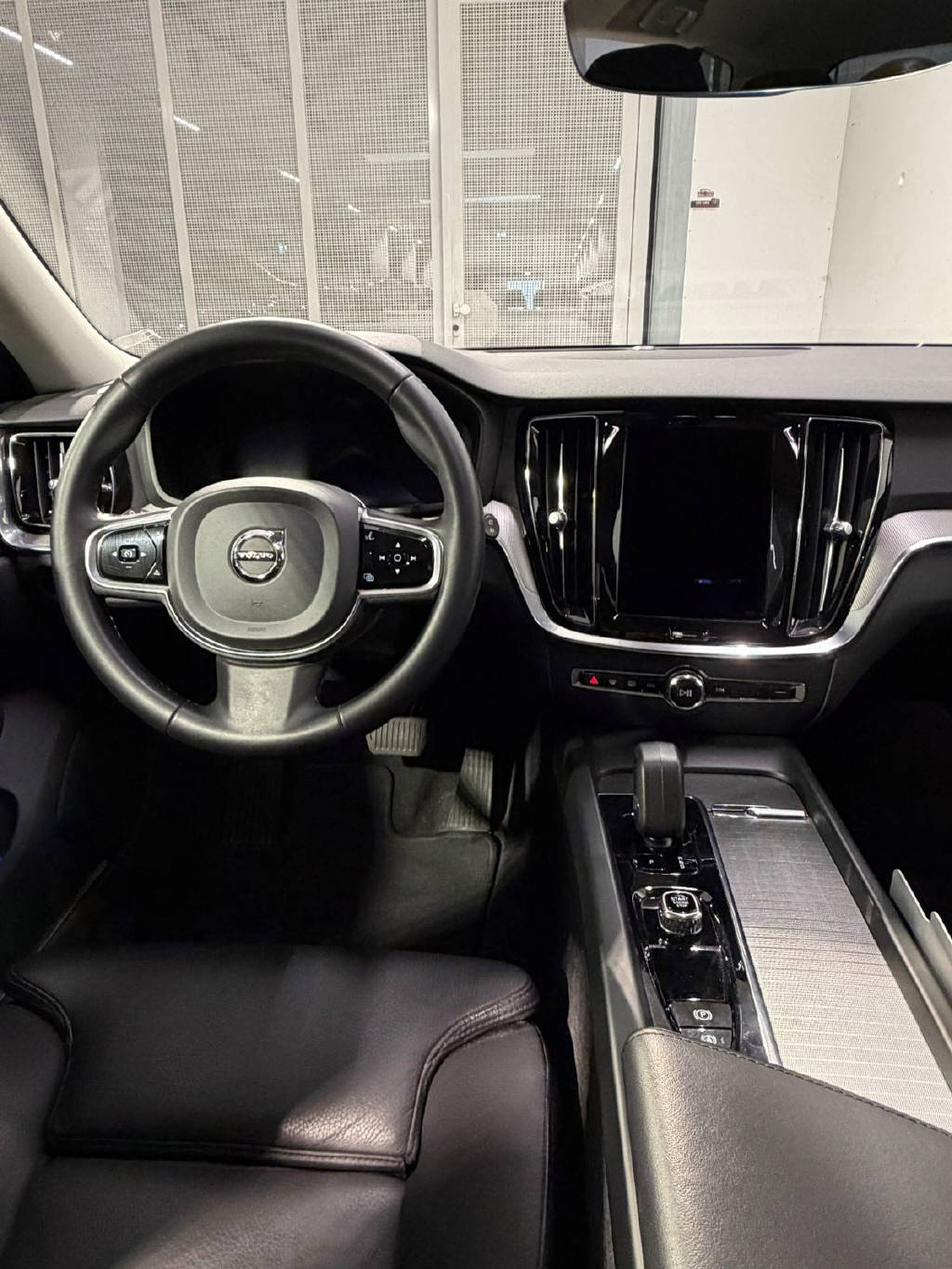 VOLVO V60 2.0 B5 Plus Dark AWD-image-6