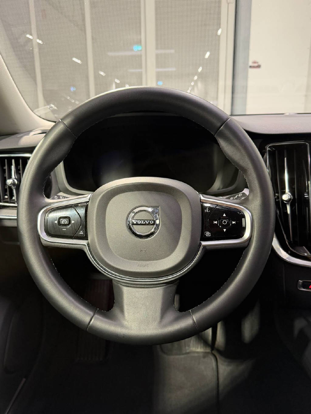 VOLVO V60 2.0 B5 Plus Dark AWD-image-5