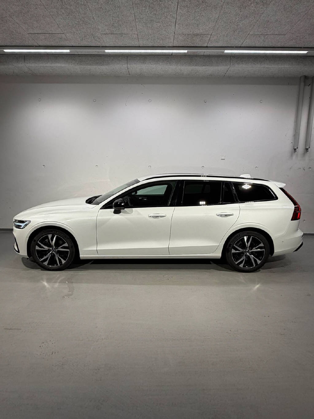VOLVO V60 2.0 B5 Plus Dark AWD-image-2