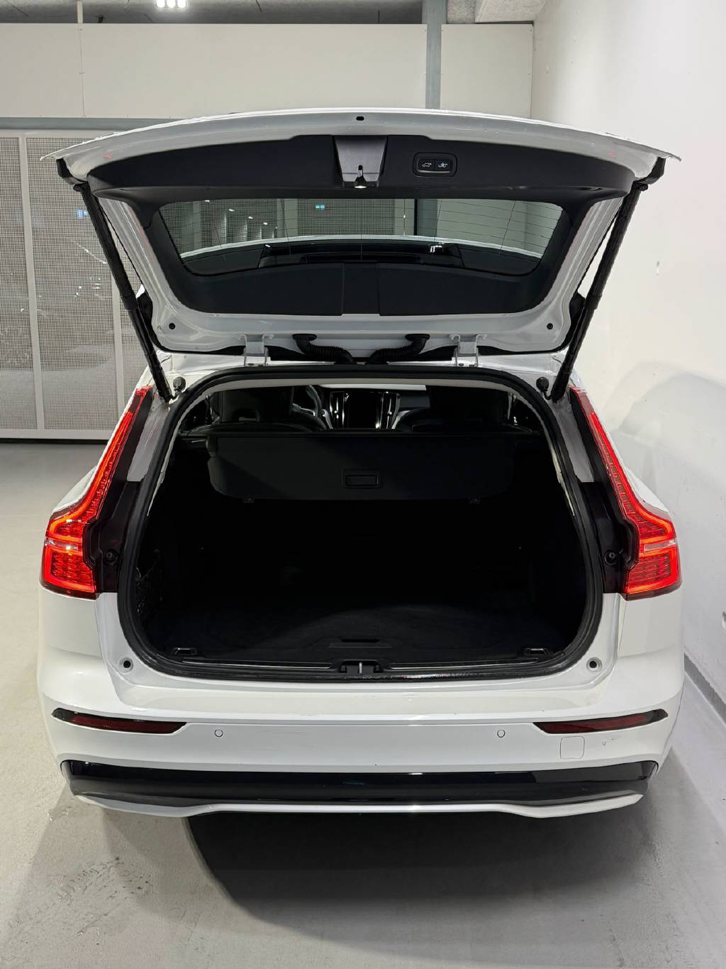 VOLVO V60 2.0 B5 Plus Dark AWD-image-9
