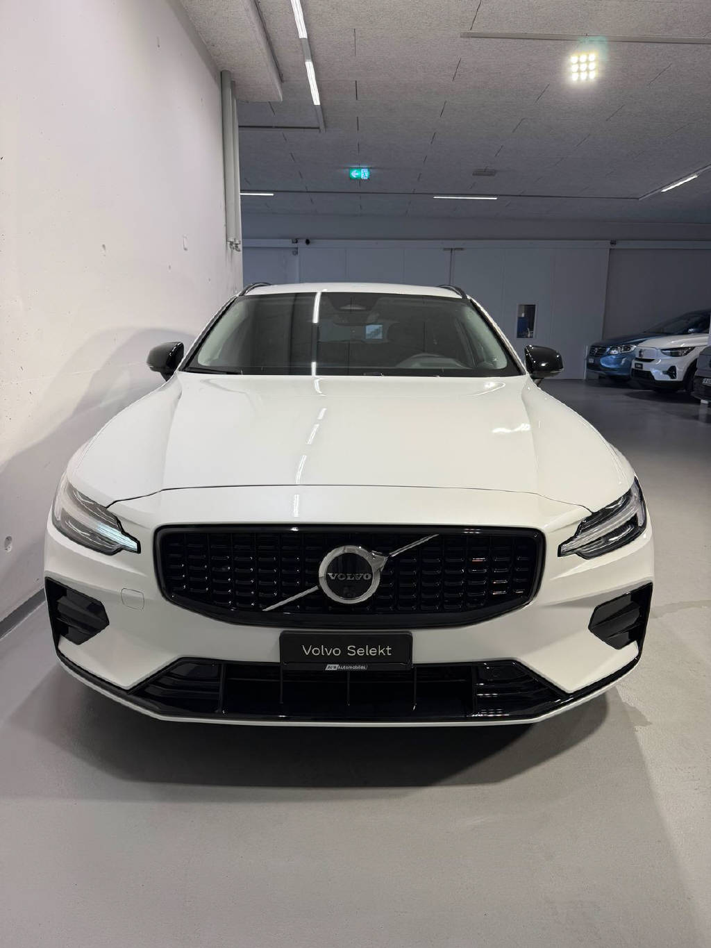 VOLVO V60 2.0 B5 Plus Dark AWD-image-1