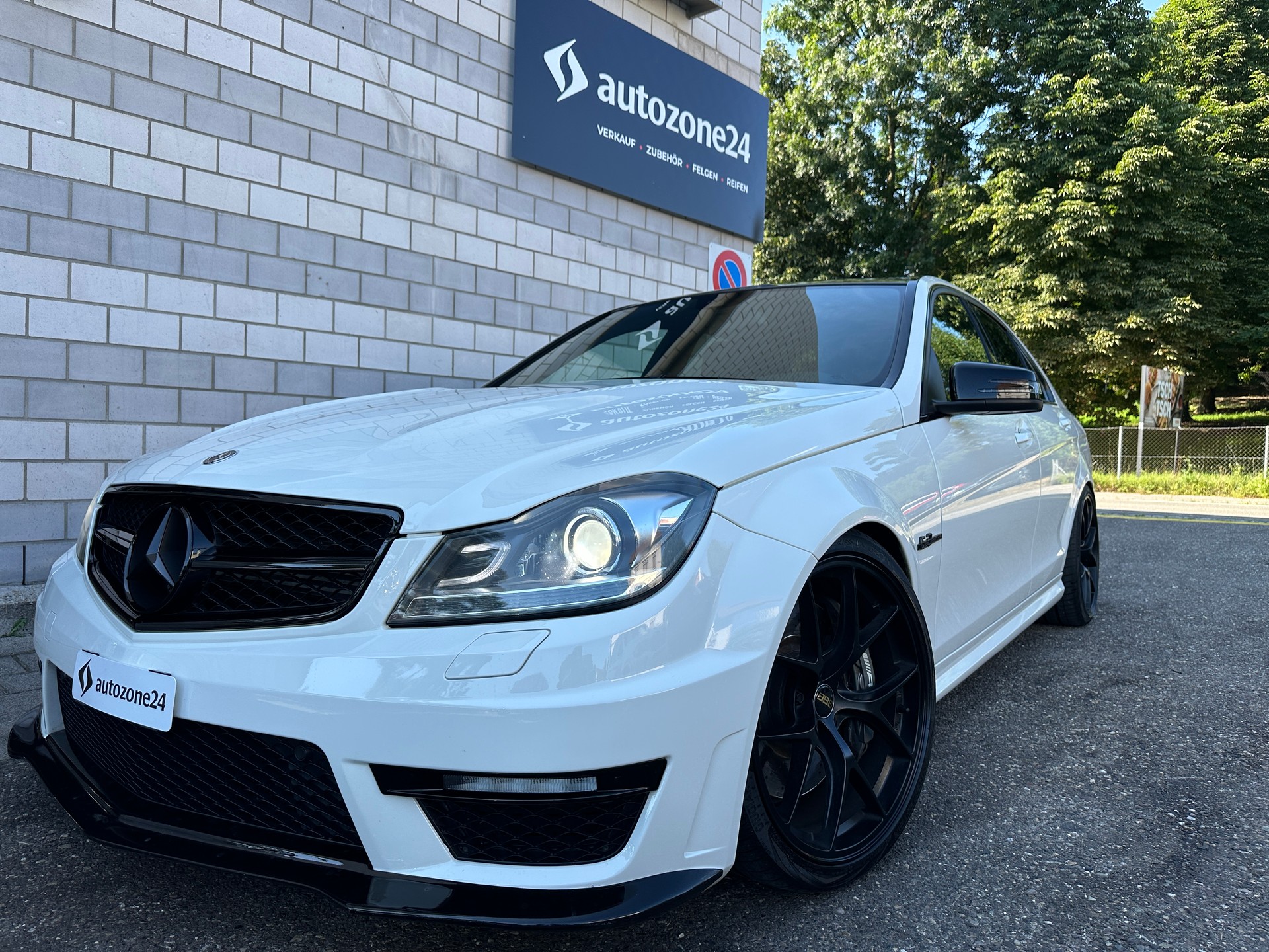 MERCEDES-BENZ C 63 AMG V8-image-1