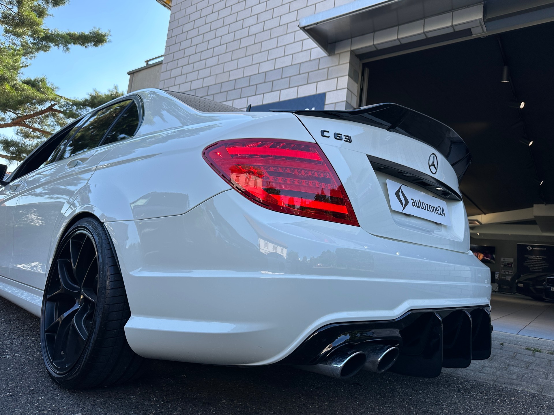 MERCEDES-BENZ C 63 AMG V8-image-6