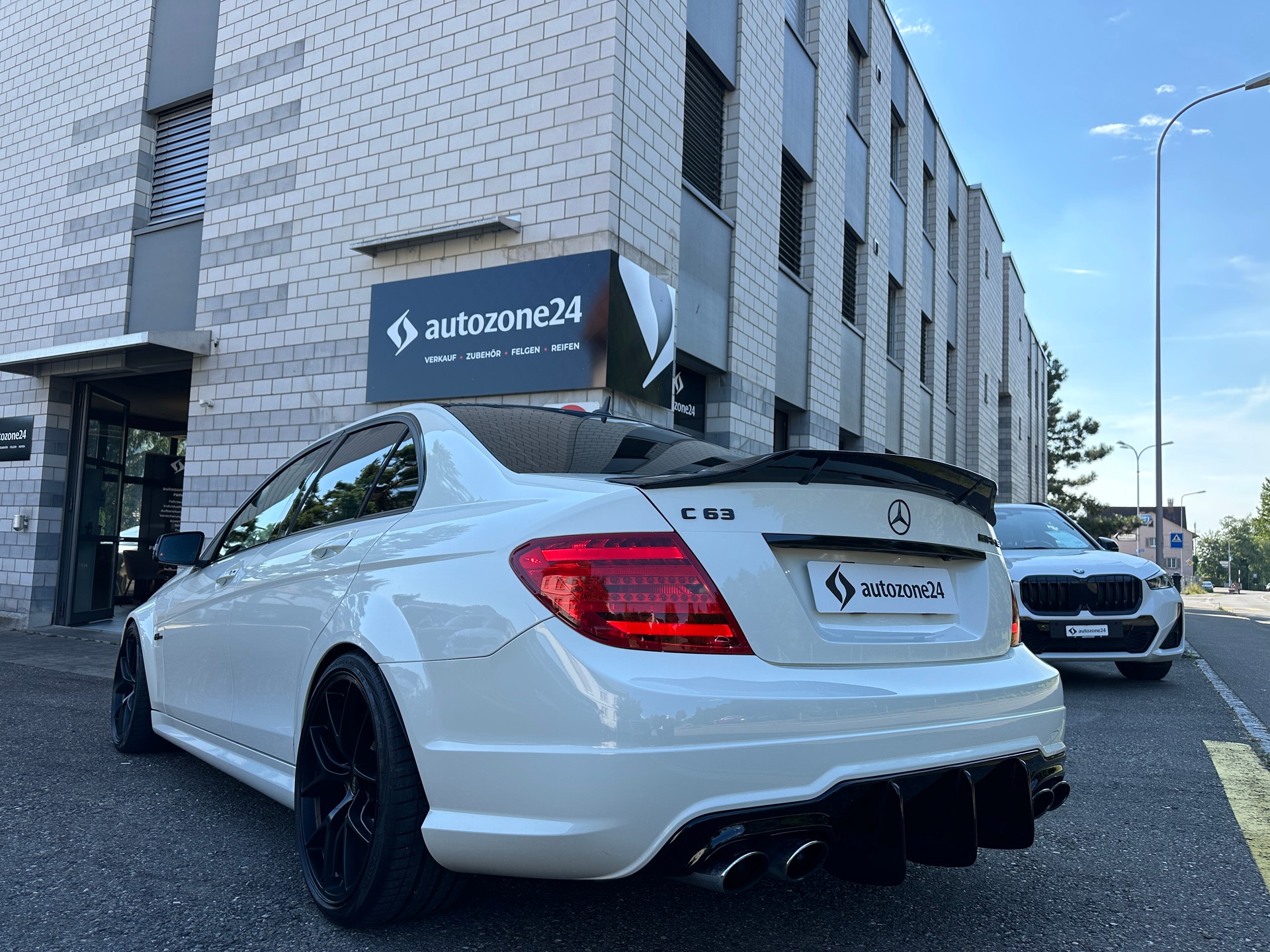 MERCEDES-BENZ C 63 AMG V8-image-4