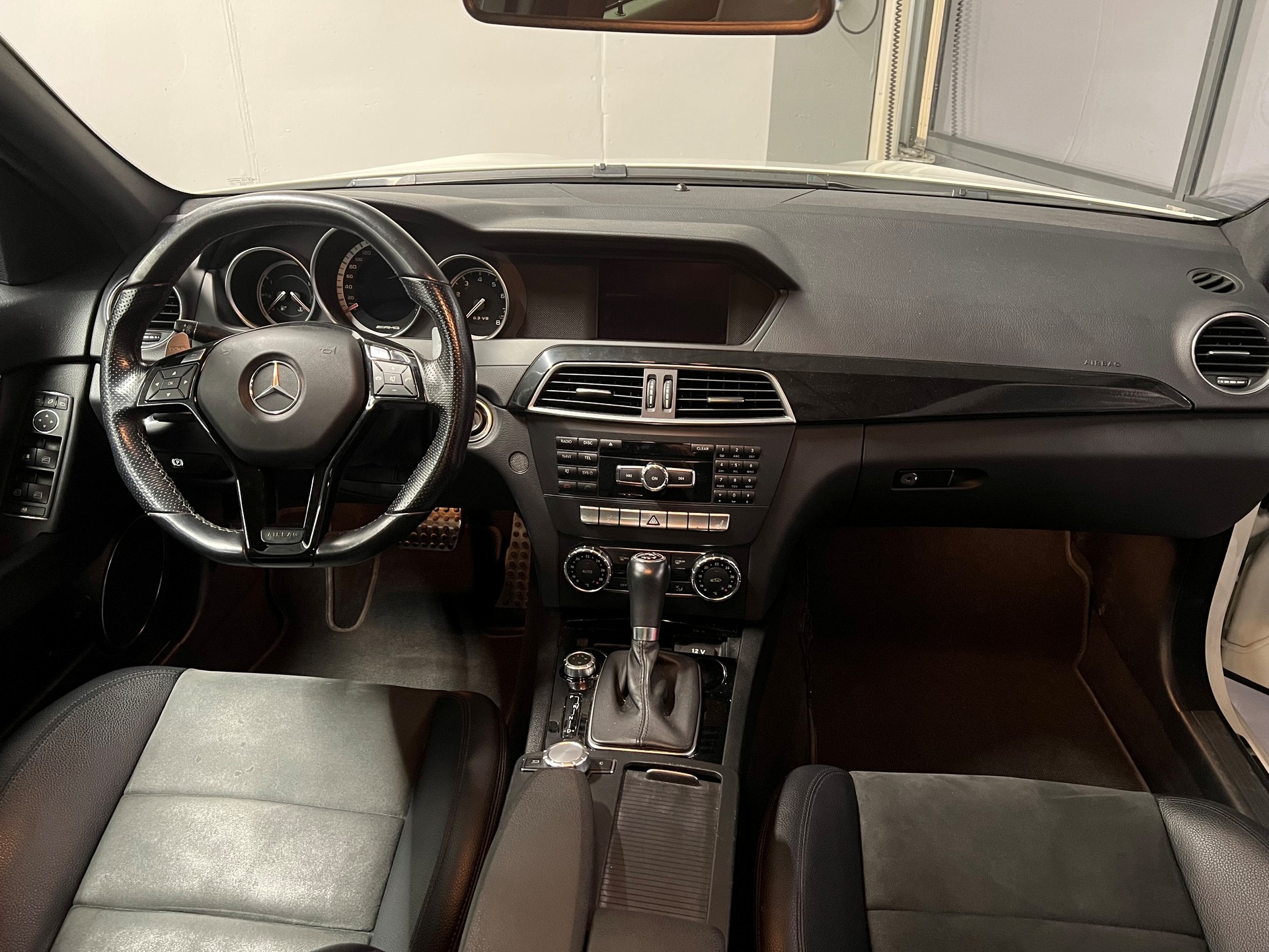 MERCEDES-BENZ C 63 AMG V8-image-12
