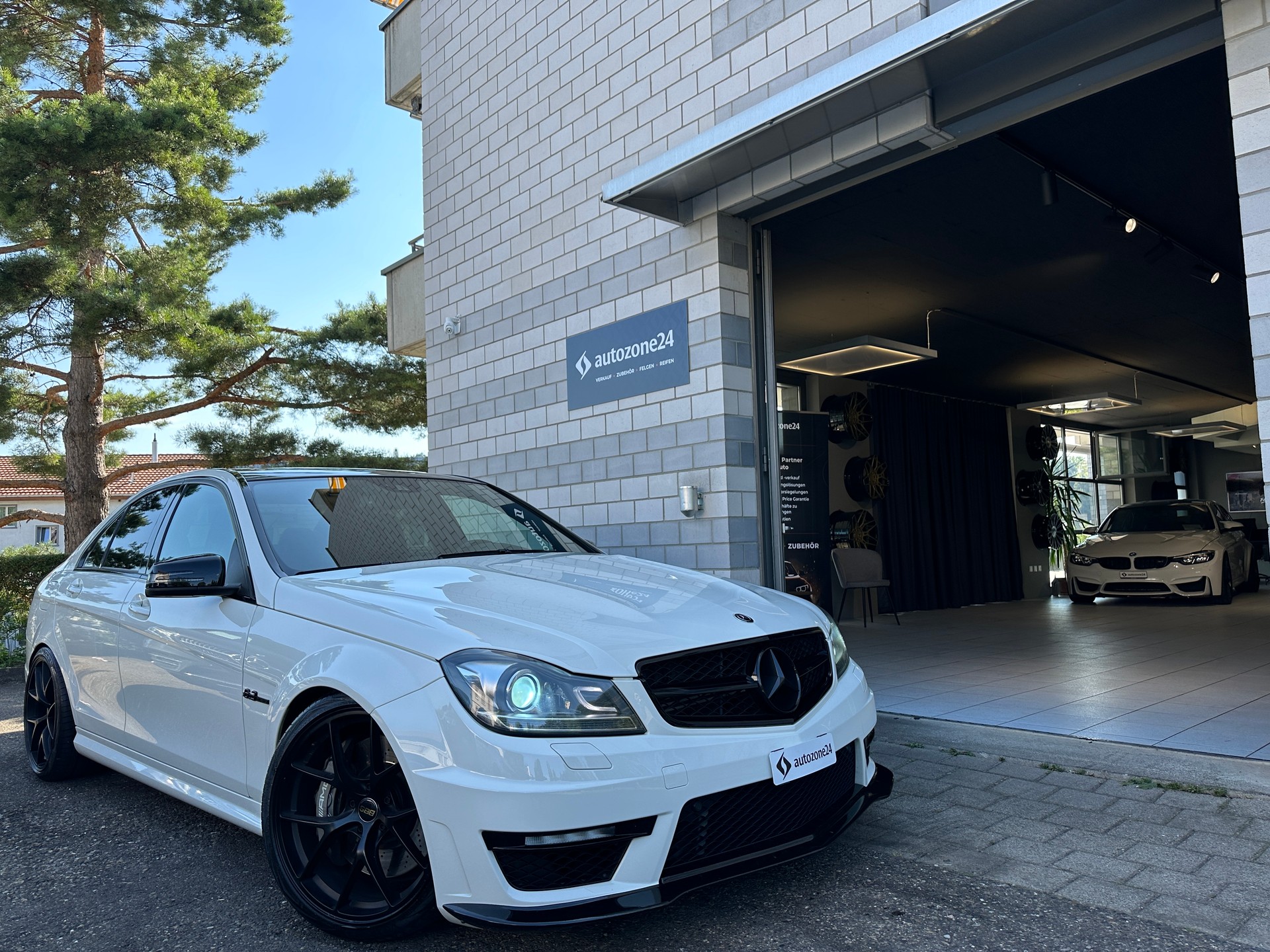 MERCEDES-BENZ C 63 AMG V8-image-0