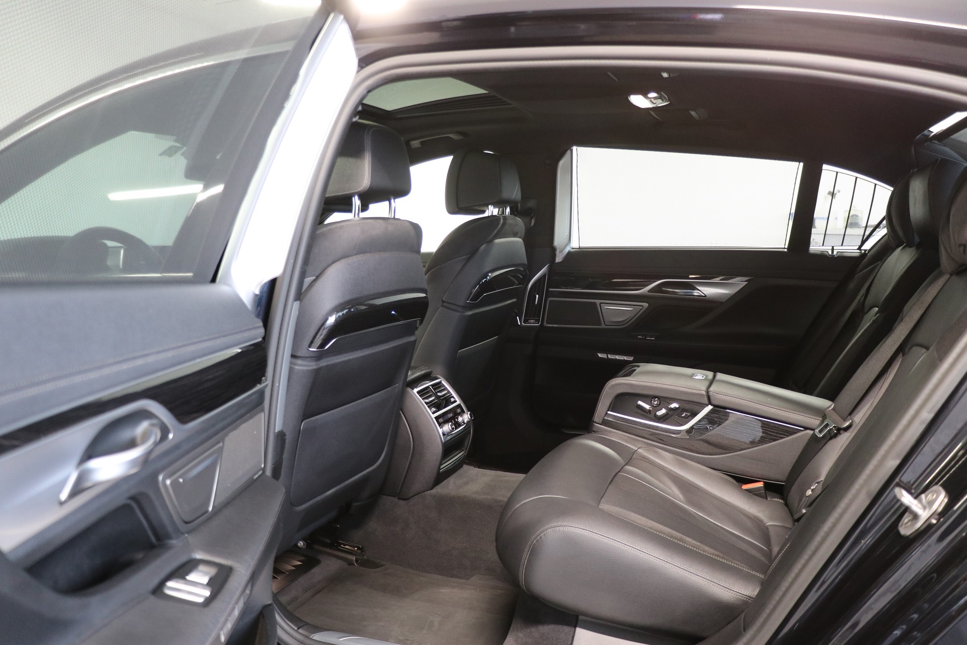 BMW 730Ld xDrive M-Sport Steptronic-image-14