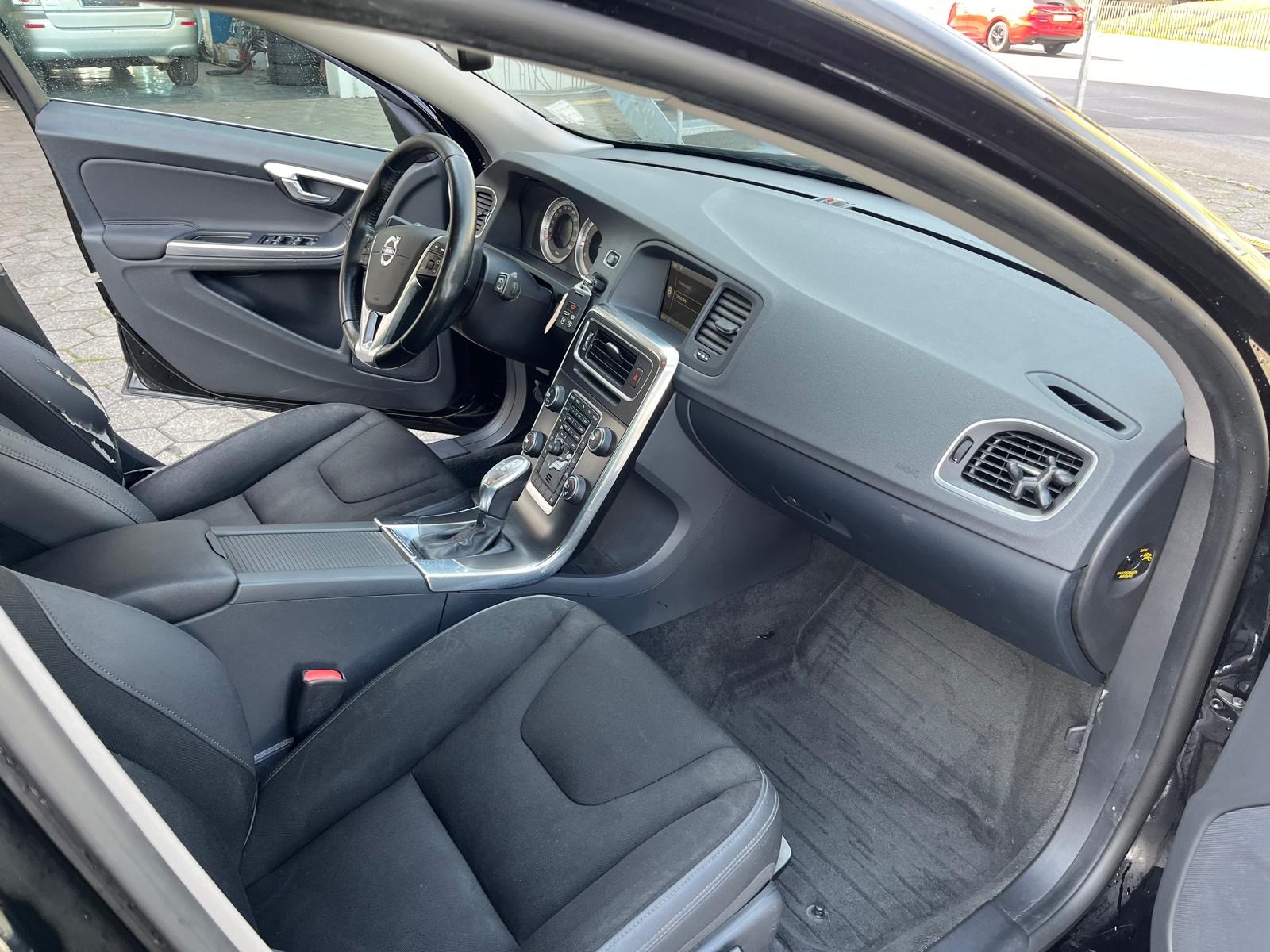 VOLVO V60 D5 Kinetic Geartronic-image-6