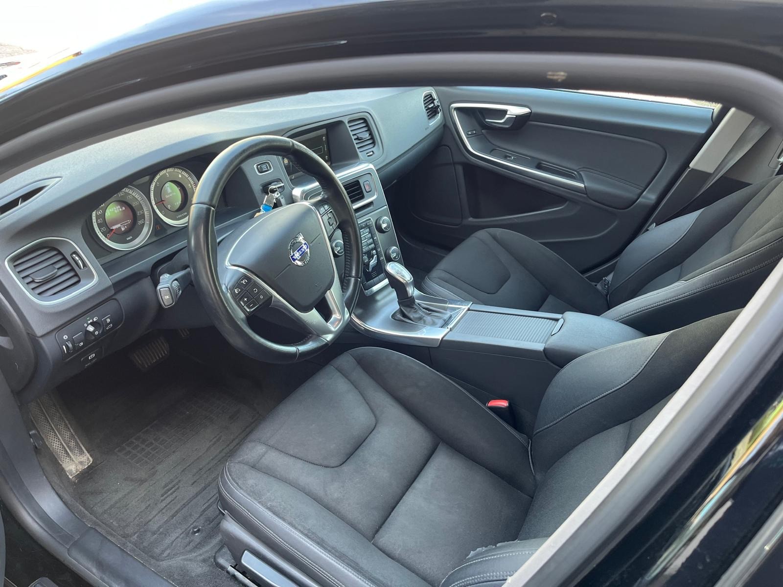 VOLVO V60 D5 Kinetic Geartronic-image-7