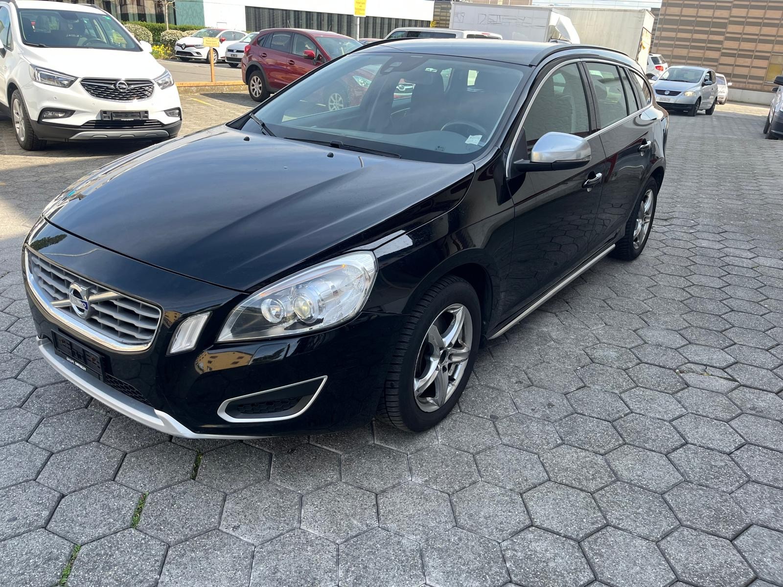 VOLVO V60 D5 Kinetic Geartronic-showroom-element-1