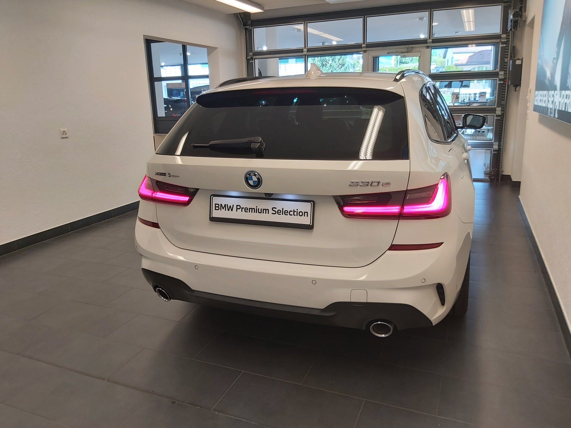 BMW 330e xDrive M Sport-image-5
