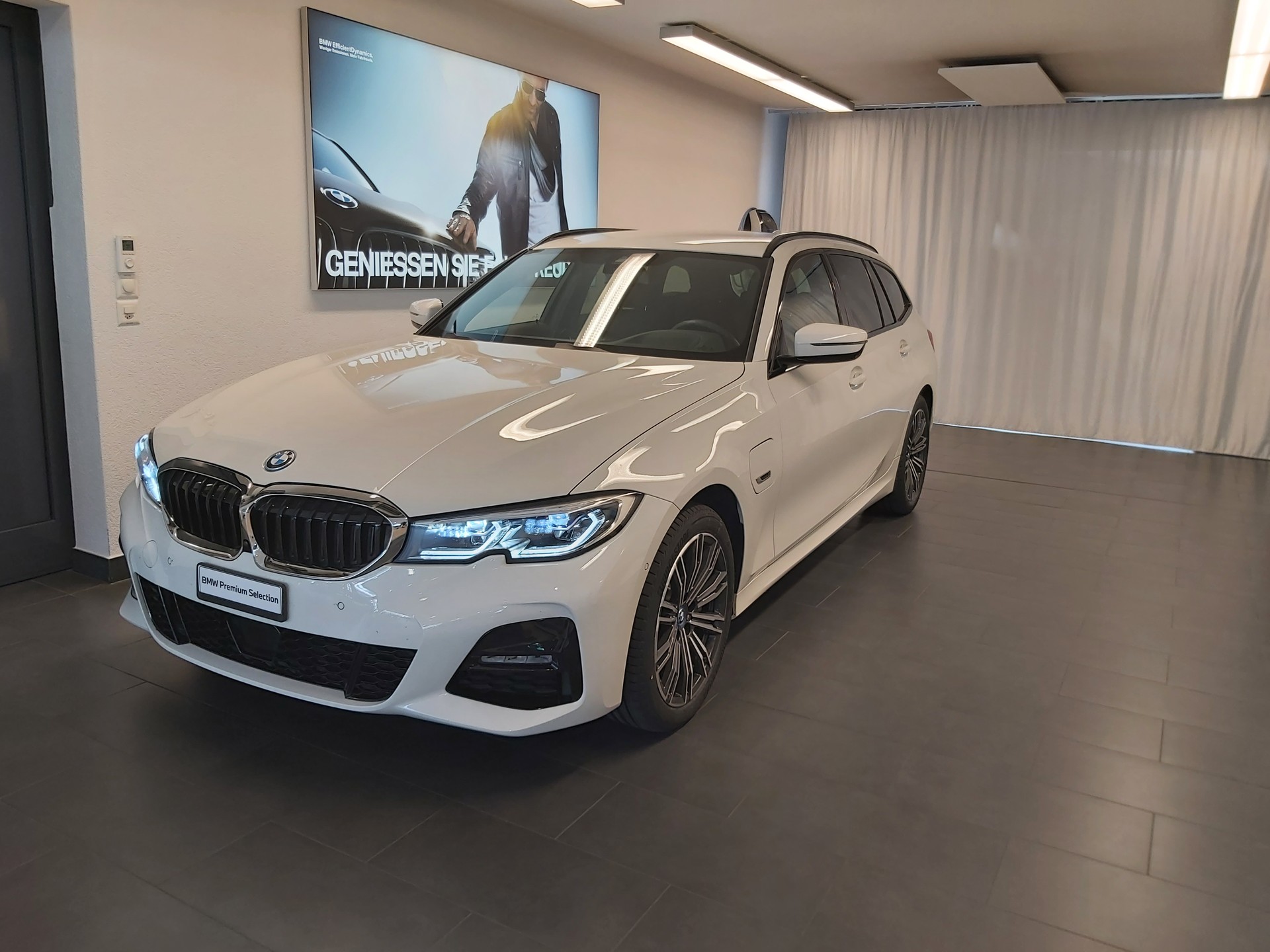 BMW 330e xDrive M Sport-image-0