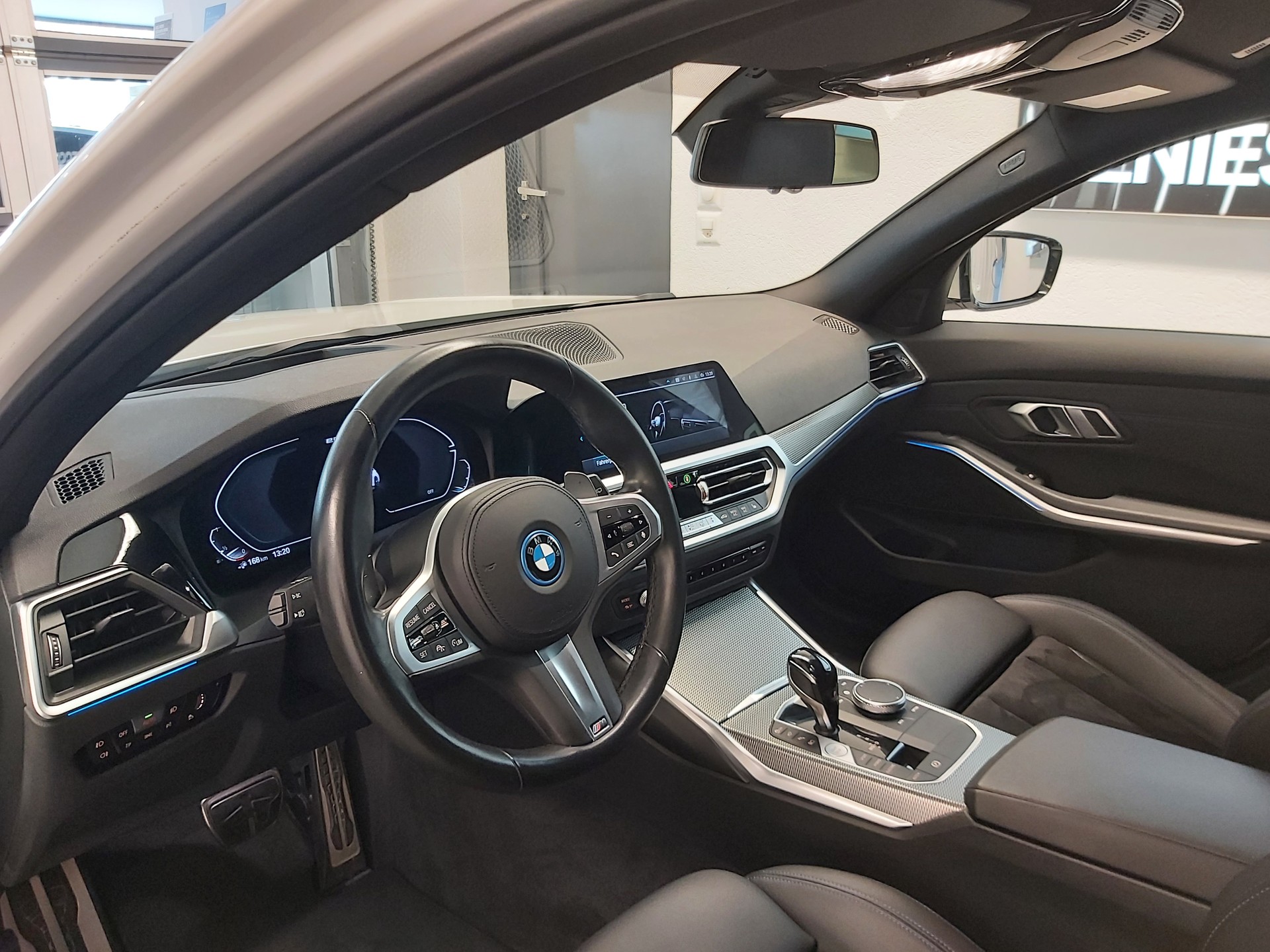 BMW 330e xDrive M Sport-image-10
