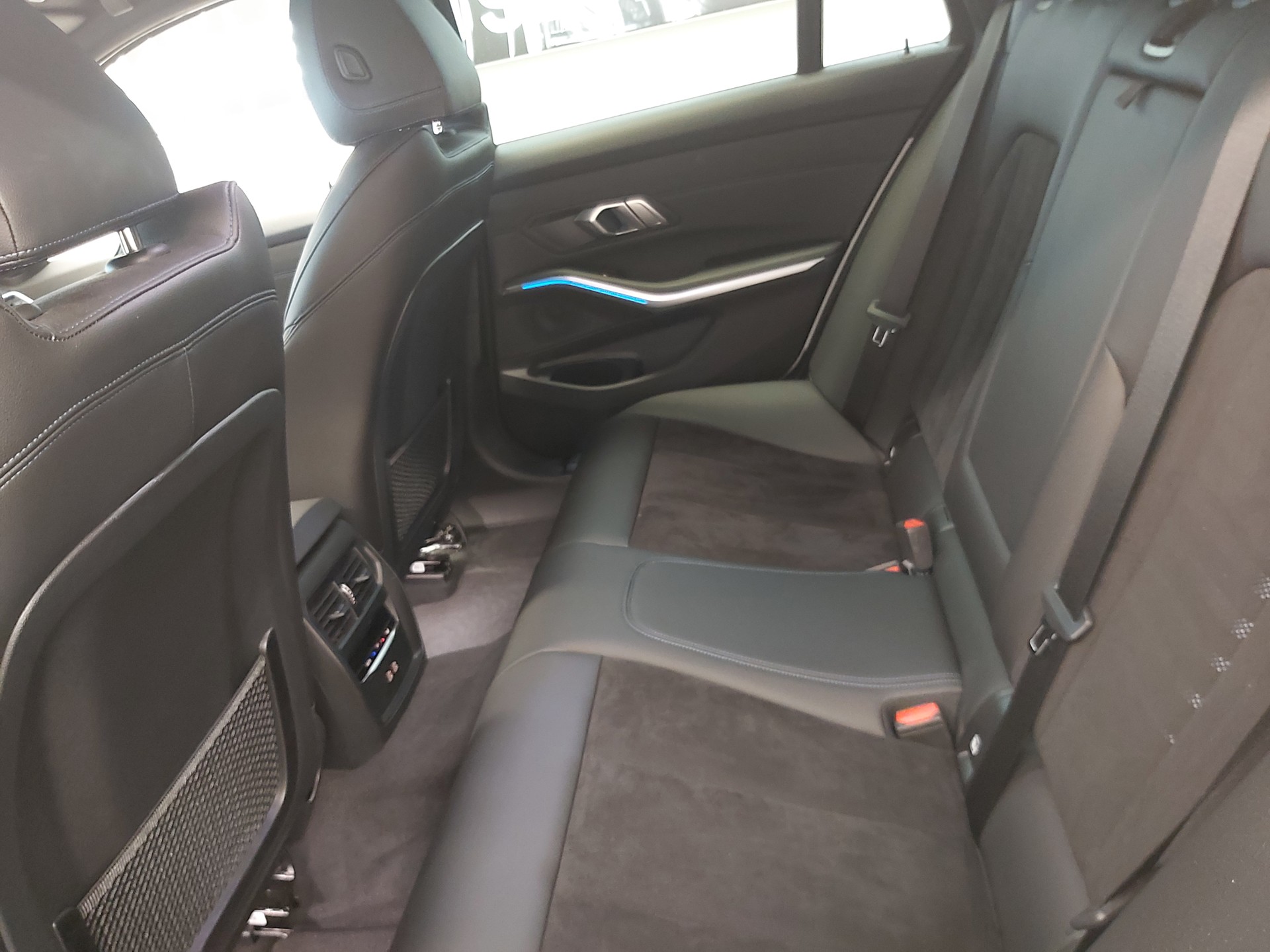 BMW 330e xDrive M Sport-image-18