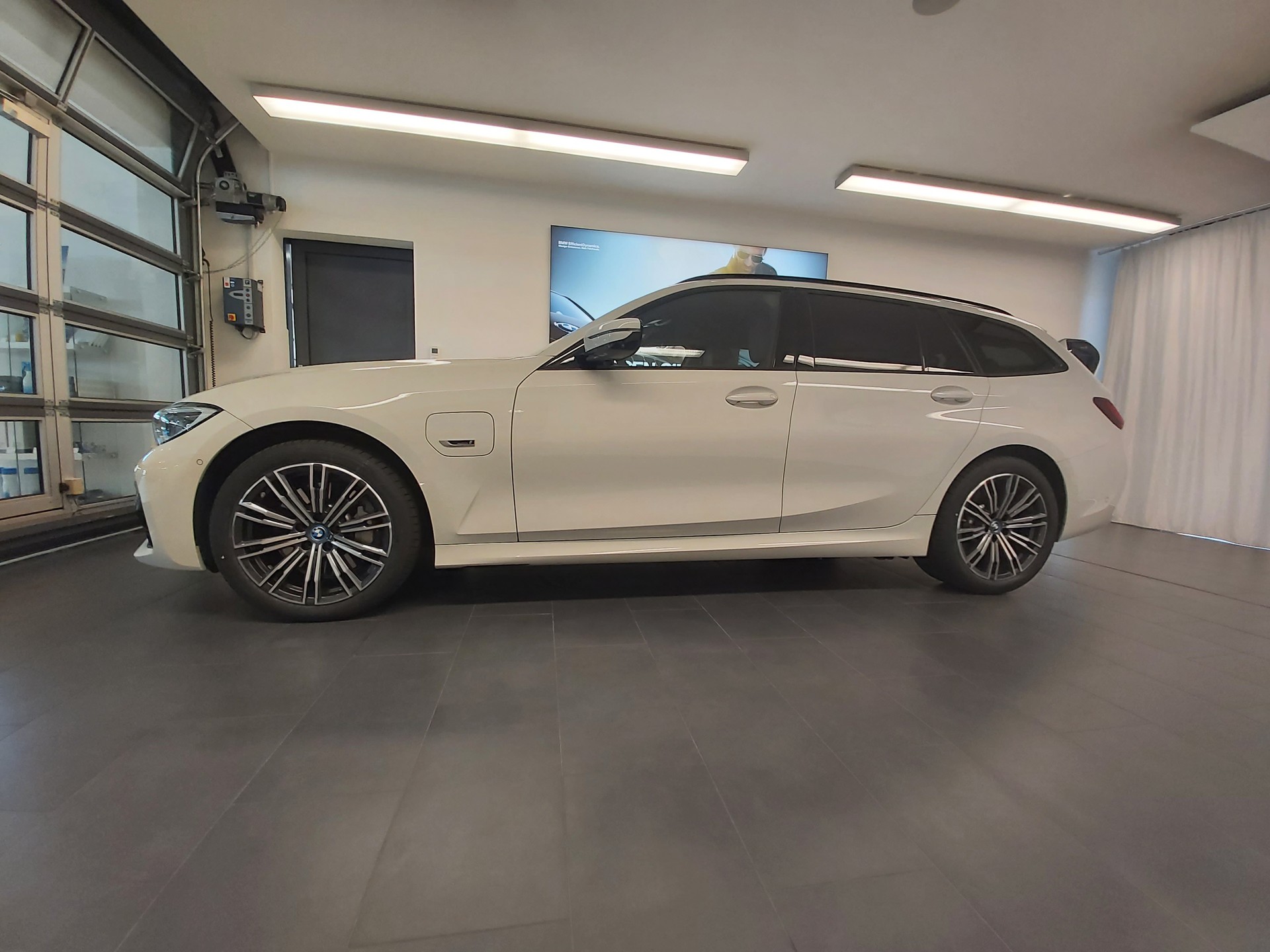 BMW 330e xDrive M Sport-image-3