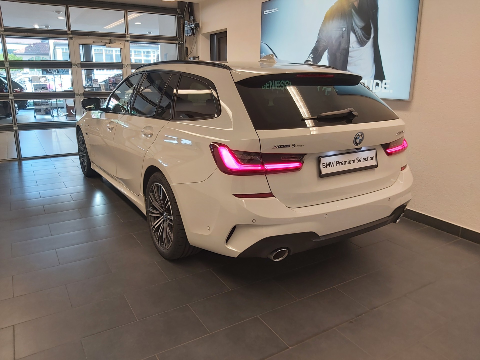 BMW 330e xDrive M Sport-image-4
