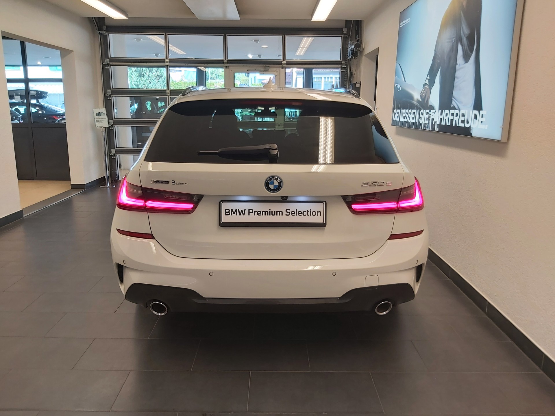 BMW 330e xDrive M Sport-image-6