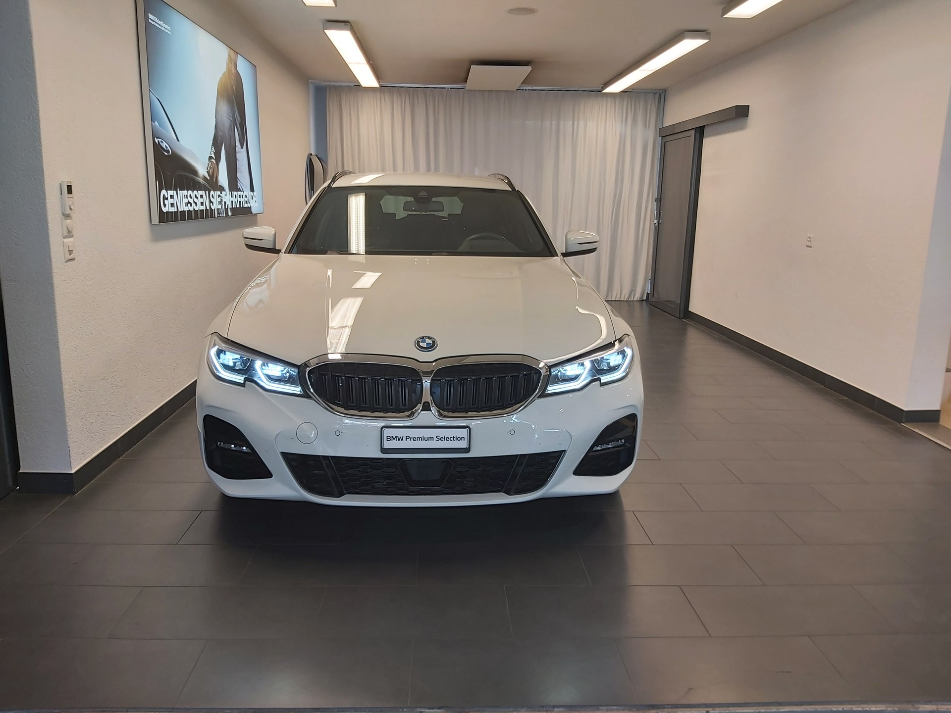 BMW 330e xDrive M Sport-image-1