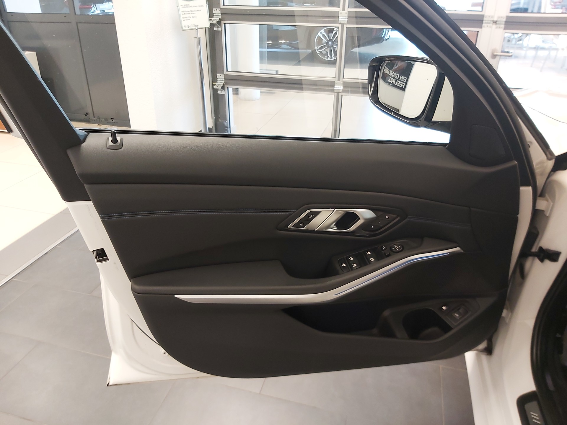 BMW 330e xDrive M Sport-image-17