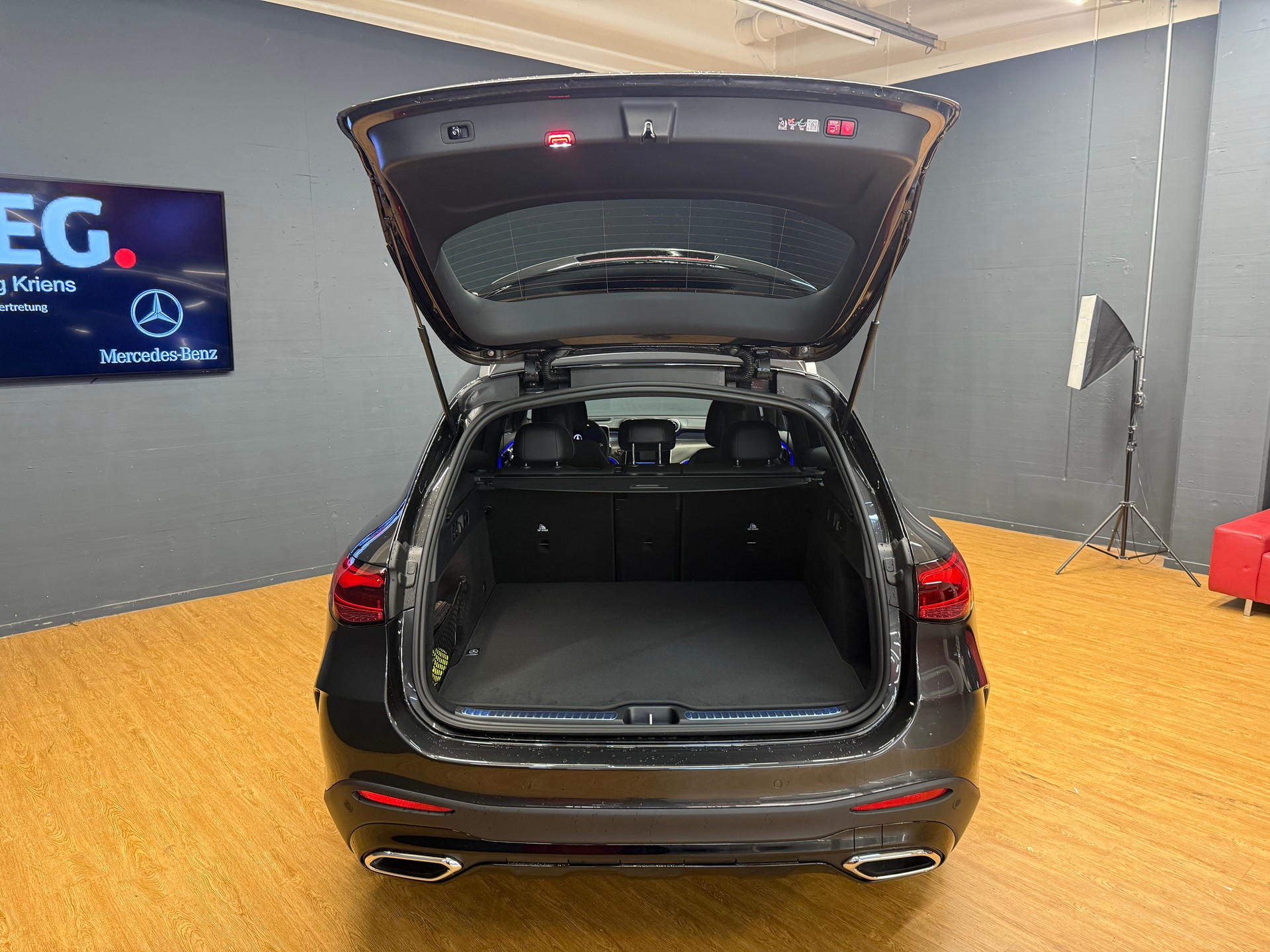 MERCEDES-BENZ GLC 300 d 4M - AMG / DISTRONIC / 360 Grad Kamera-image-10