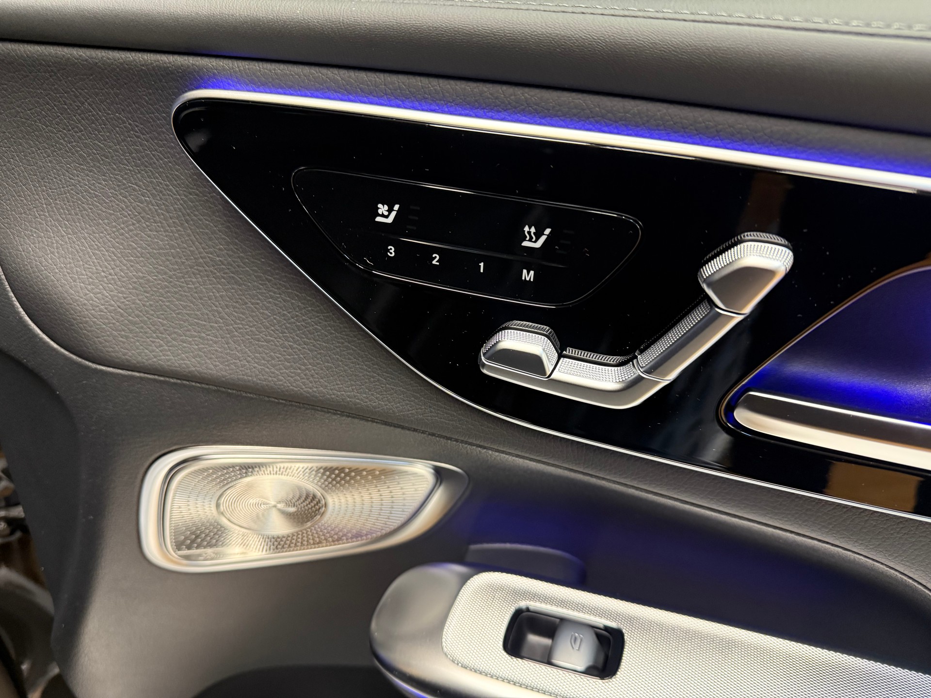 MERCEDES-BENZ GLC 300 d 4M - AMG / DISTRONIC / 360 Grad Kamera-image-11