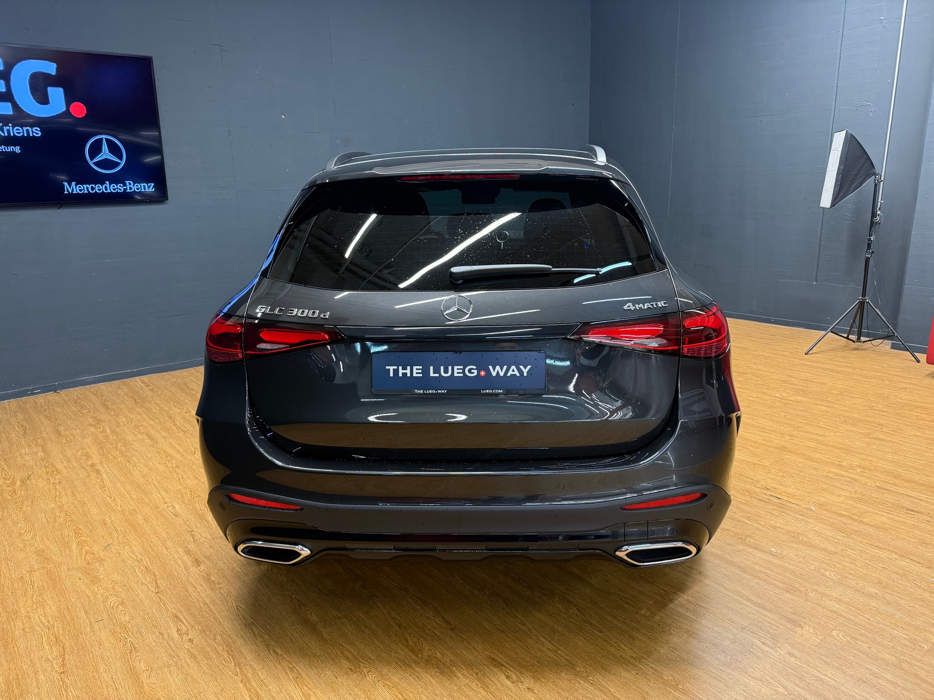 MERCEDES-BENZ GLC 300 d 4M - AMG / DISTRONIC / 360 Grad Kamera-image-9