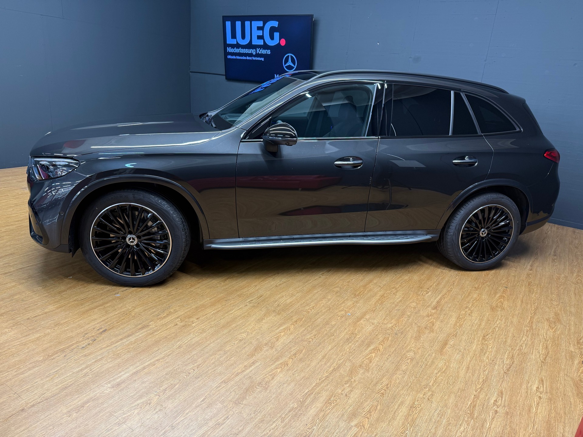 MERCEDES-BENZ GLC 300 d 4M - AMG / DISTRONIC / 360 Grad Kamera-image-2