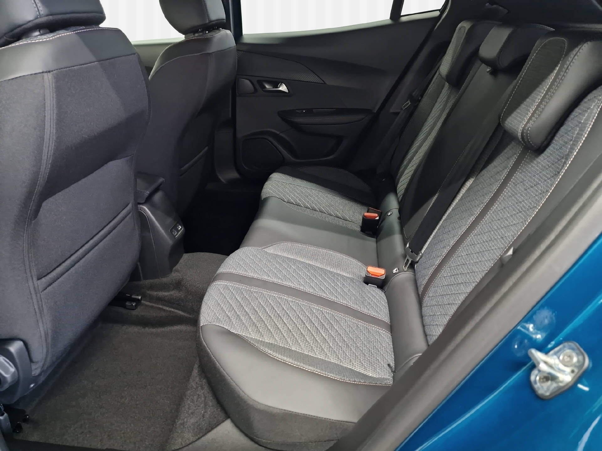 PEUGEOT E-2008 156 Allure-image-9
