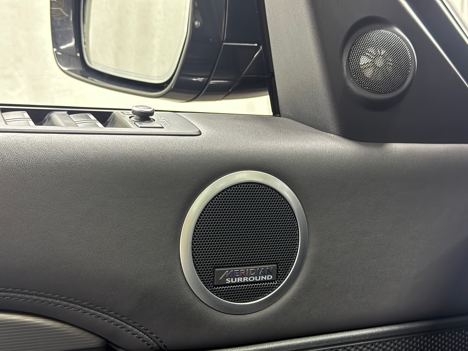LAND ROVER Discovery 3.0 SDV6 HSE Luxury Automatic-image-20