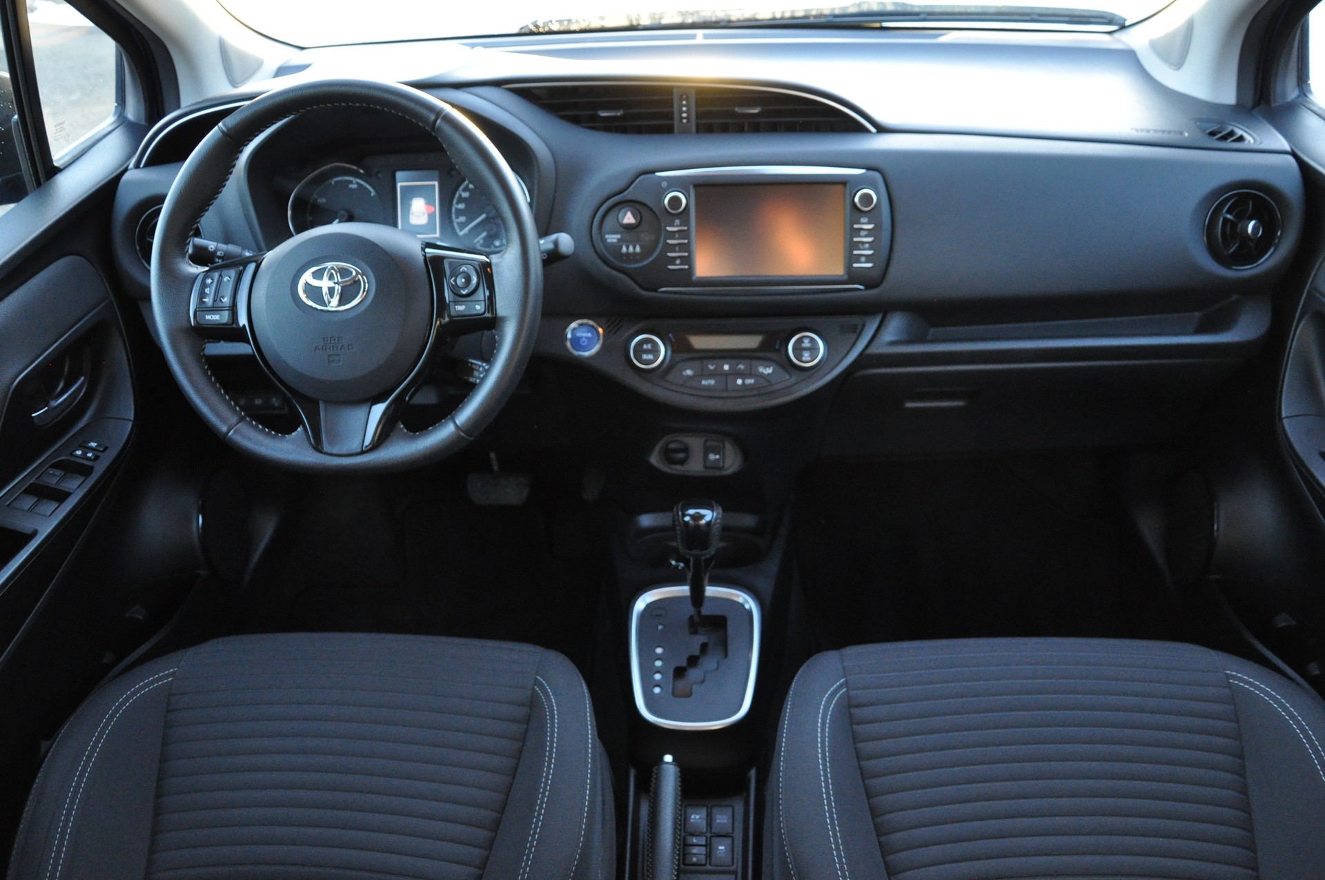 TOYOTA Yaris 1.5 VVT-i Hybrid Style e-CVT-image-8