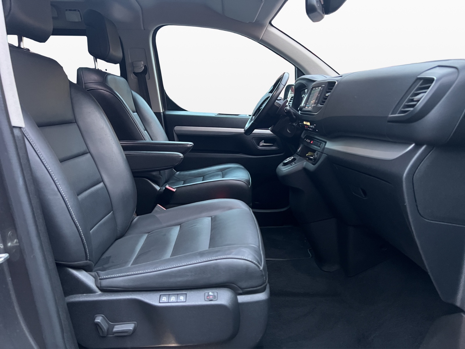 PEUGEOT Traveller 2.0 BlueHDi Allure Standard EAT-image-12