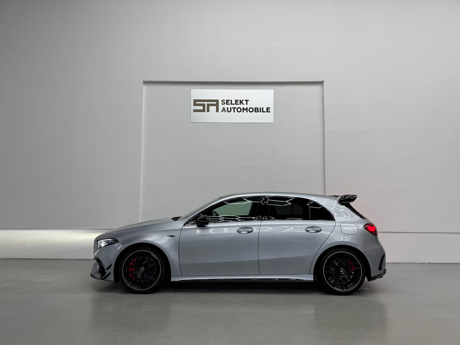 MERCEDES-BENZ A AMG 45 S 4Matic+ 8G-DCT-showroom-element-3