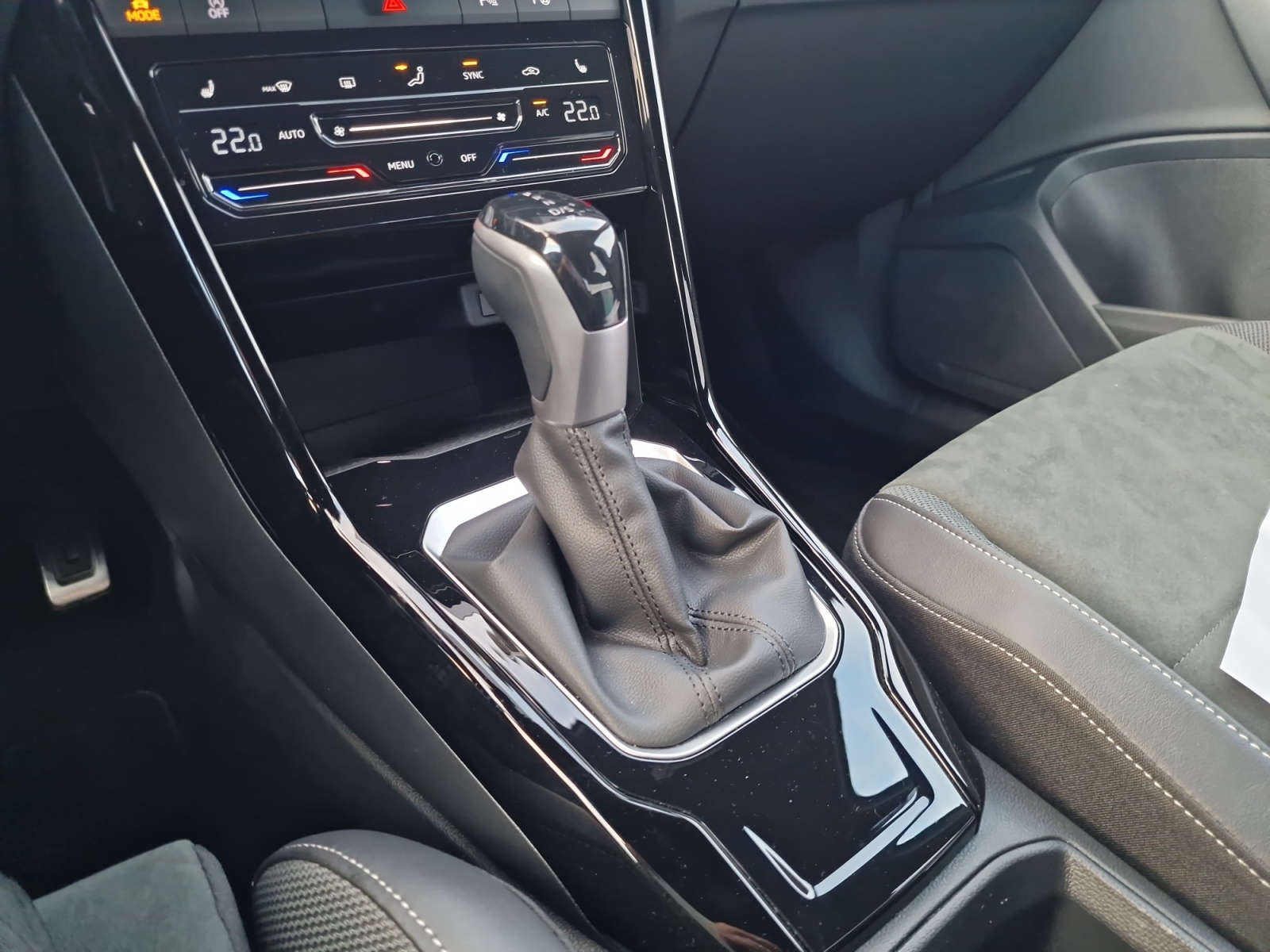 VW T-Roc 1.5 TSI EVO R-Line DSG AHK-image-18