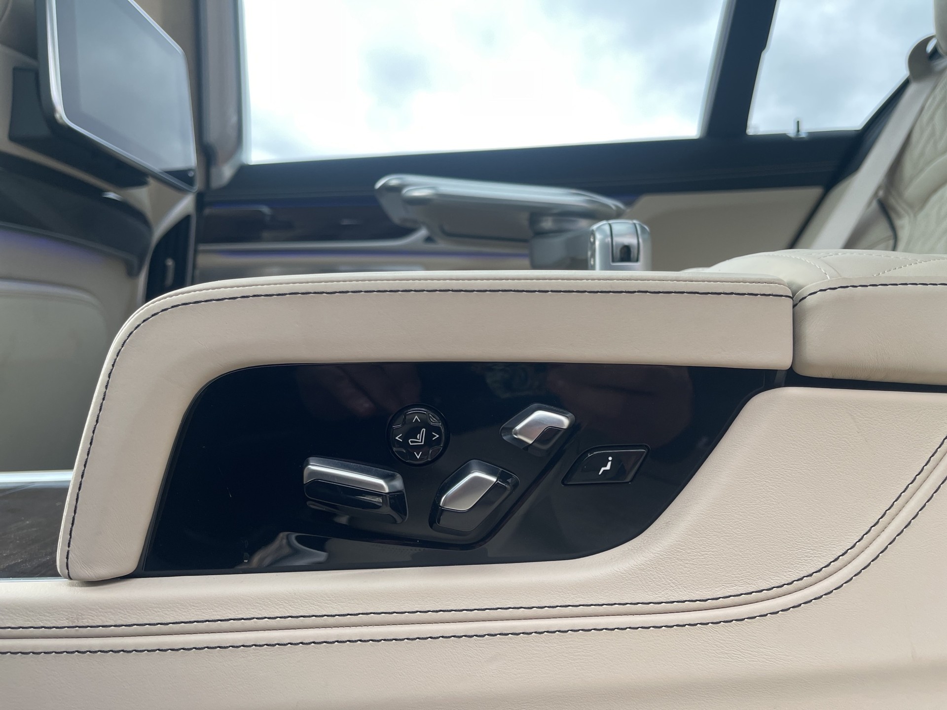 BMW 745Le xDrive M Sport Steptronic-image-23