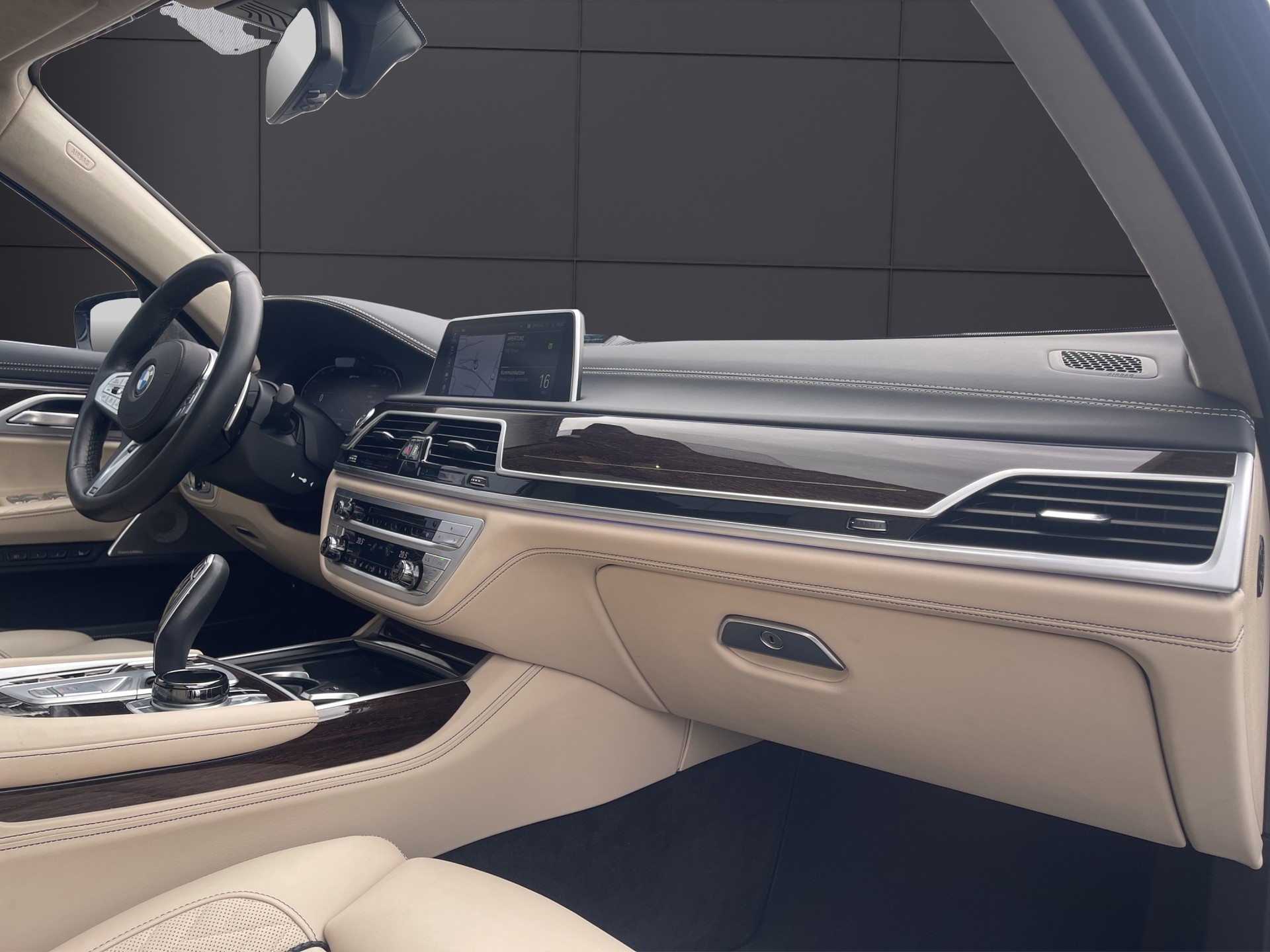 BMW 745Le xDrive M Sport Steptronic-image-17