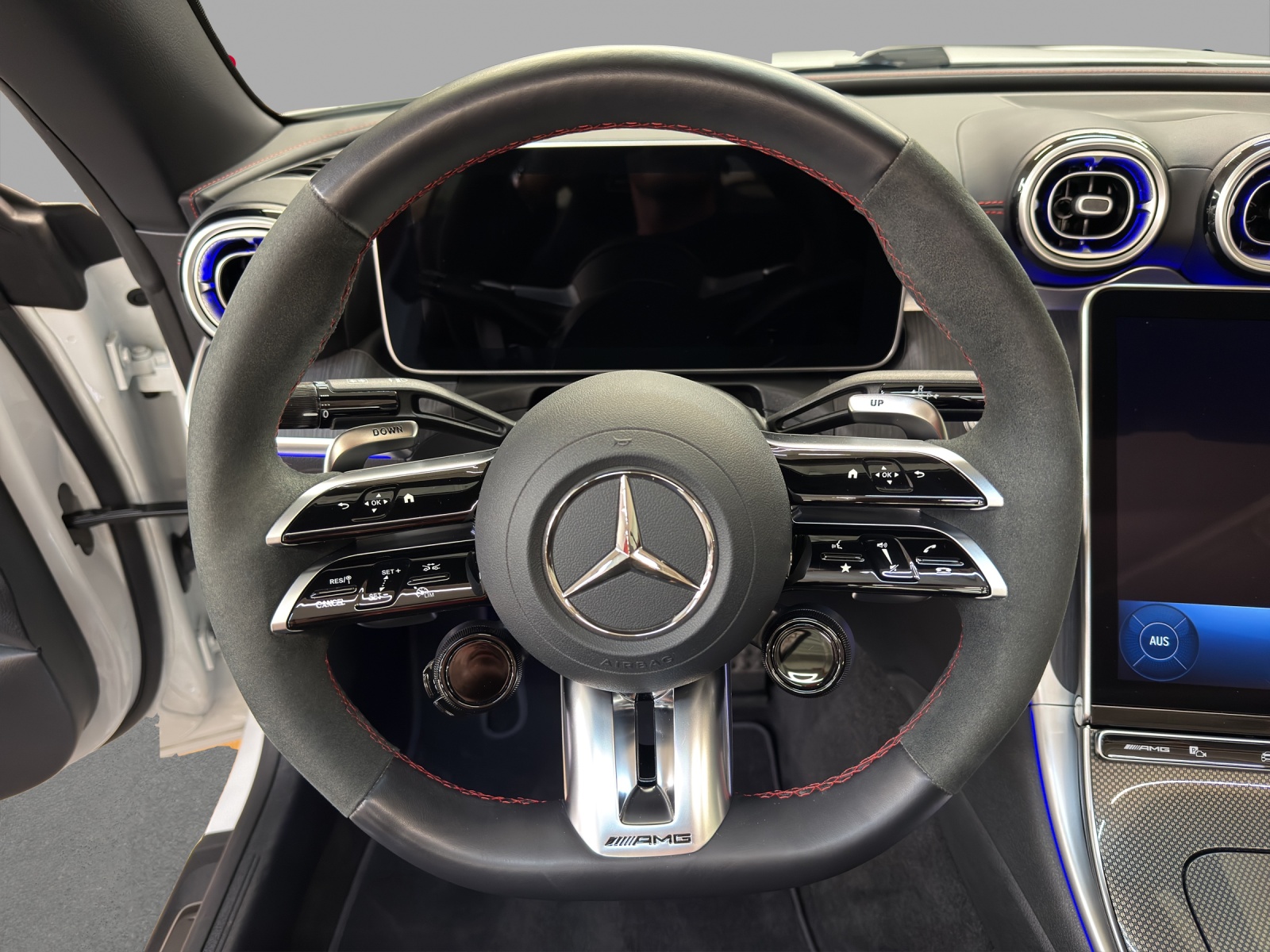 MERCEDES-BENZ CLE 53 4M+ Cabrio - AMG / DISTRONIC / 360 Grad Kamera / Soundsystem-image-9